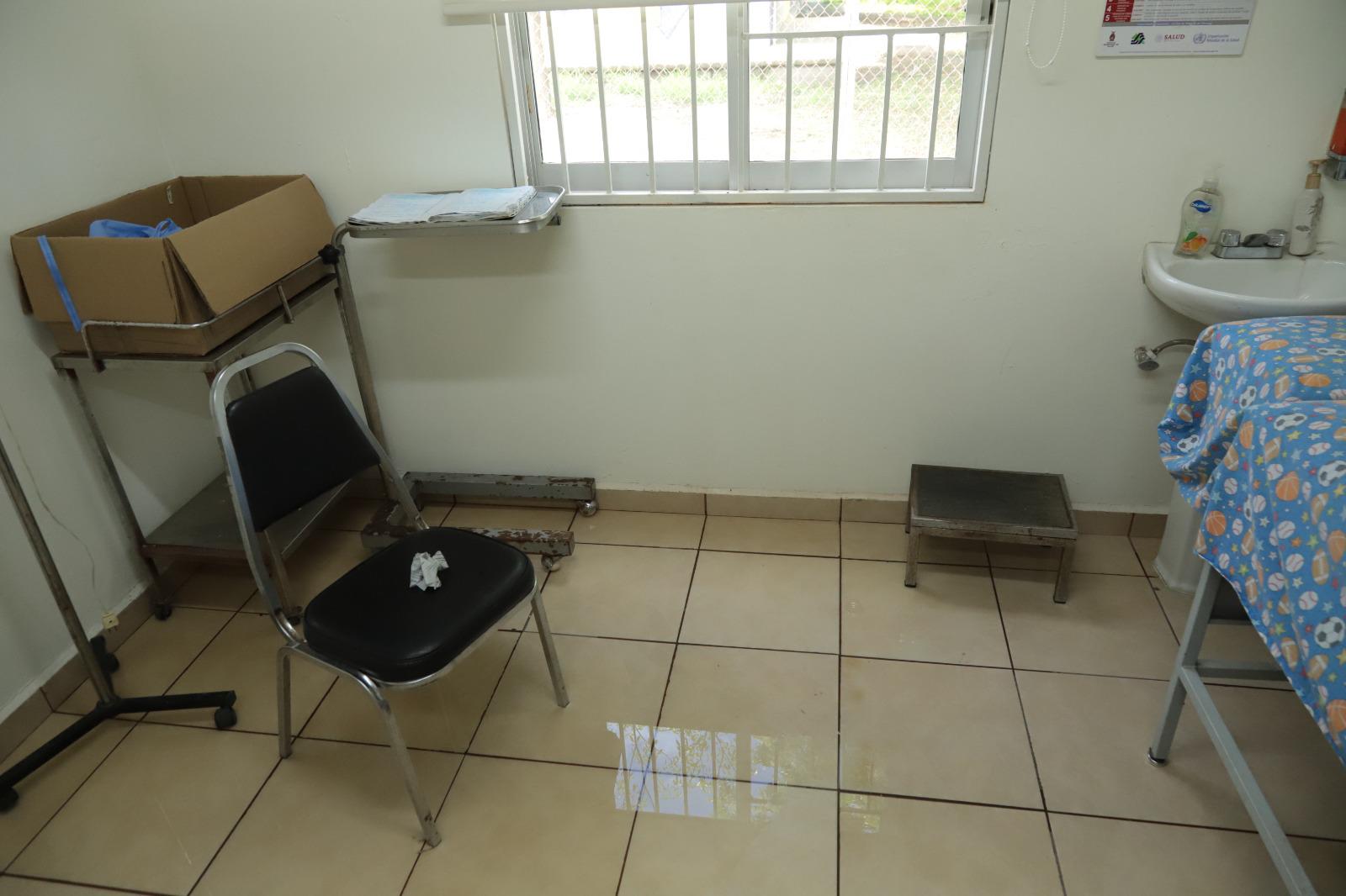 $!Aunque sigue lloviendo dentro del Centro de Salud de la Jaripillo, en Mazatlán, personal continúa con atenciones