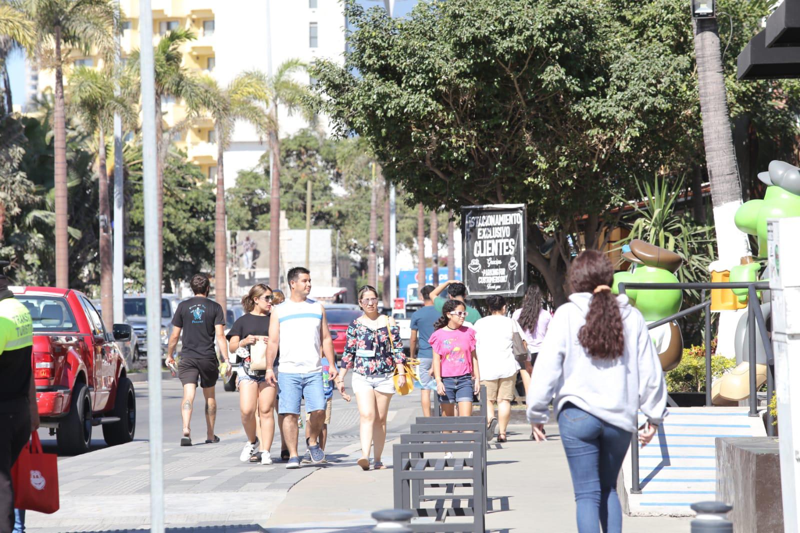 $!Turistas disfrutan del Faro, malecón, Zona Dorada y playas de Mazatlán; el tráfico aumenta y en tramos colapsa