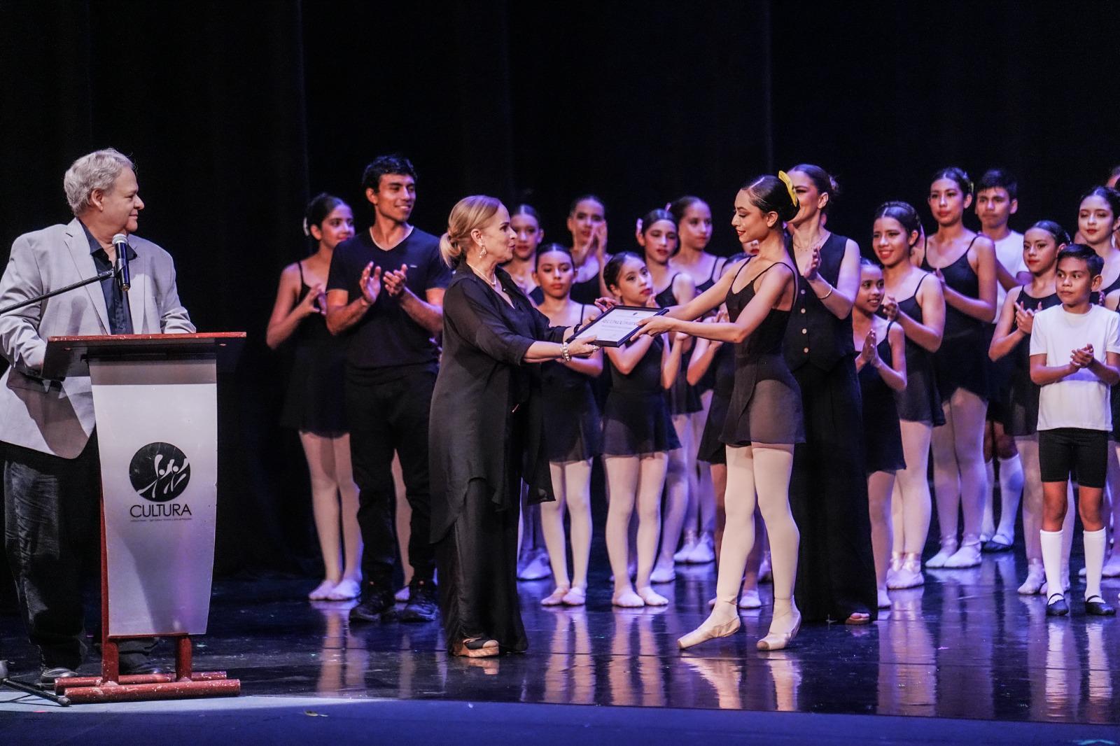$!La Maestra Zoila Fernández, directora de la Escuela Municipal de Ballet Clásico entregó los reconocimientos.