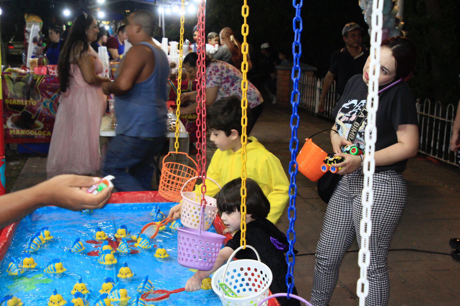 $!#Galería | Salen familias de Culiacán a celebrar la noche de Halloween en avenidas vigiladas