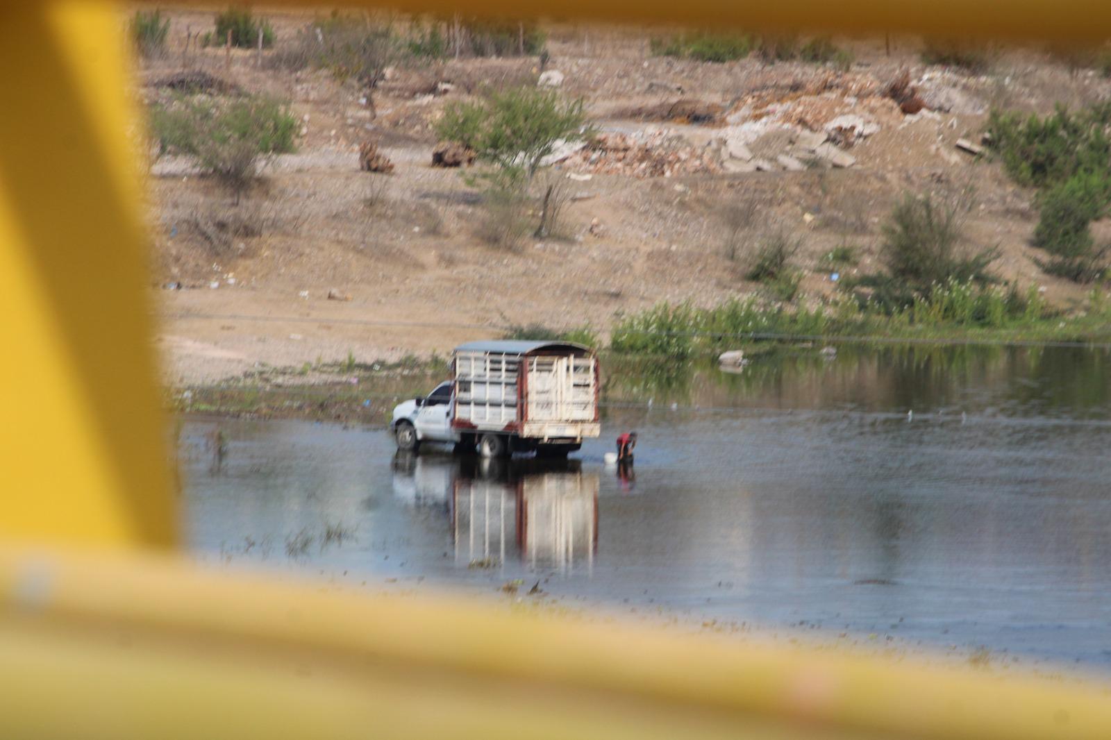 $!Familias mitigan el calor y disfrutan del esparcimiento en el río Baluarte de Rosario