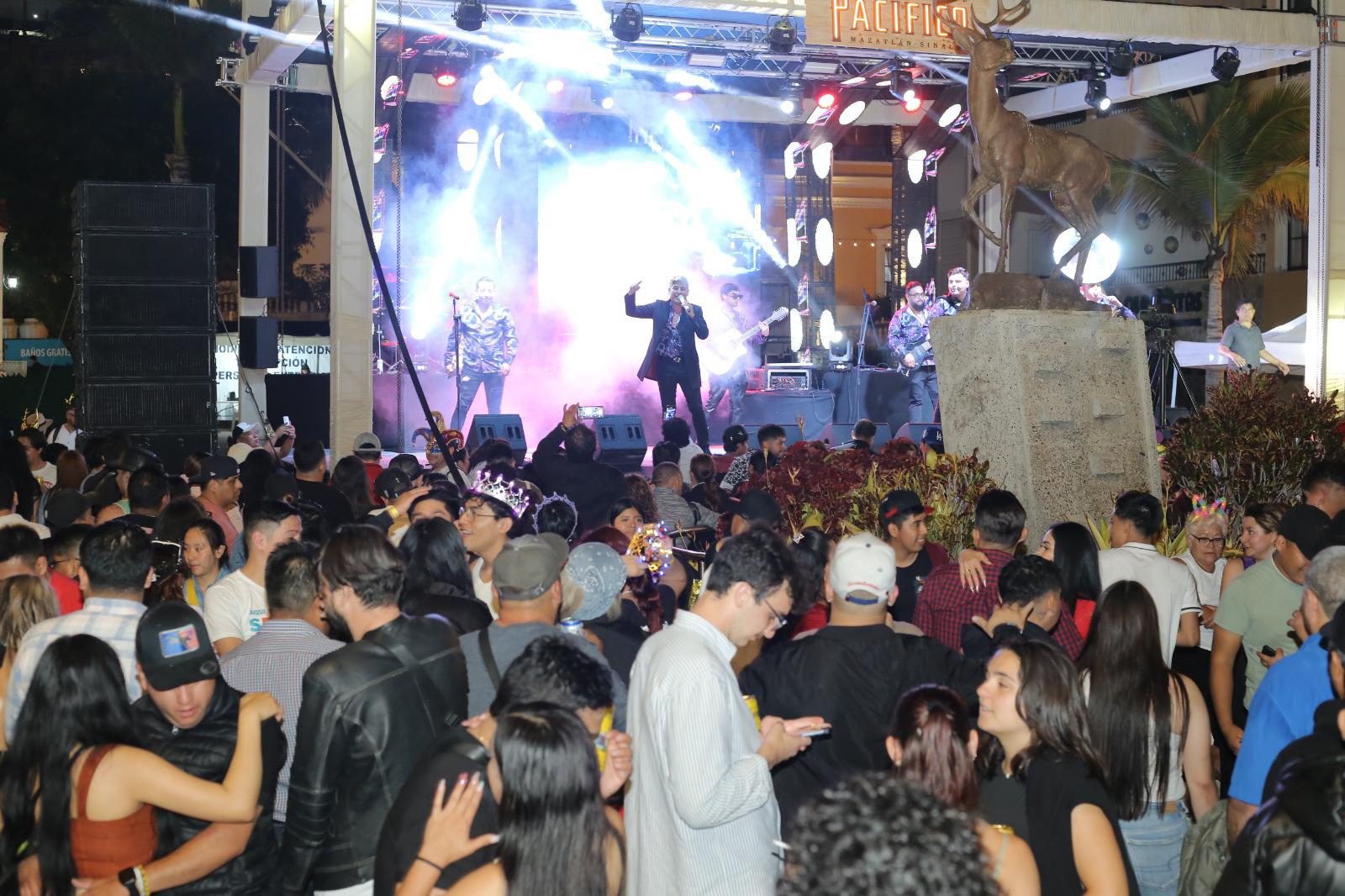 $!Vibra Olas Altas con la segunda noche del Carnaval de Mazatlán 2025