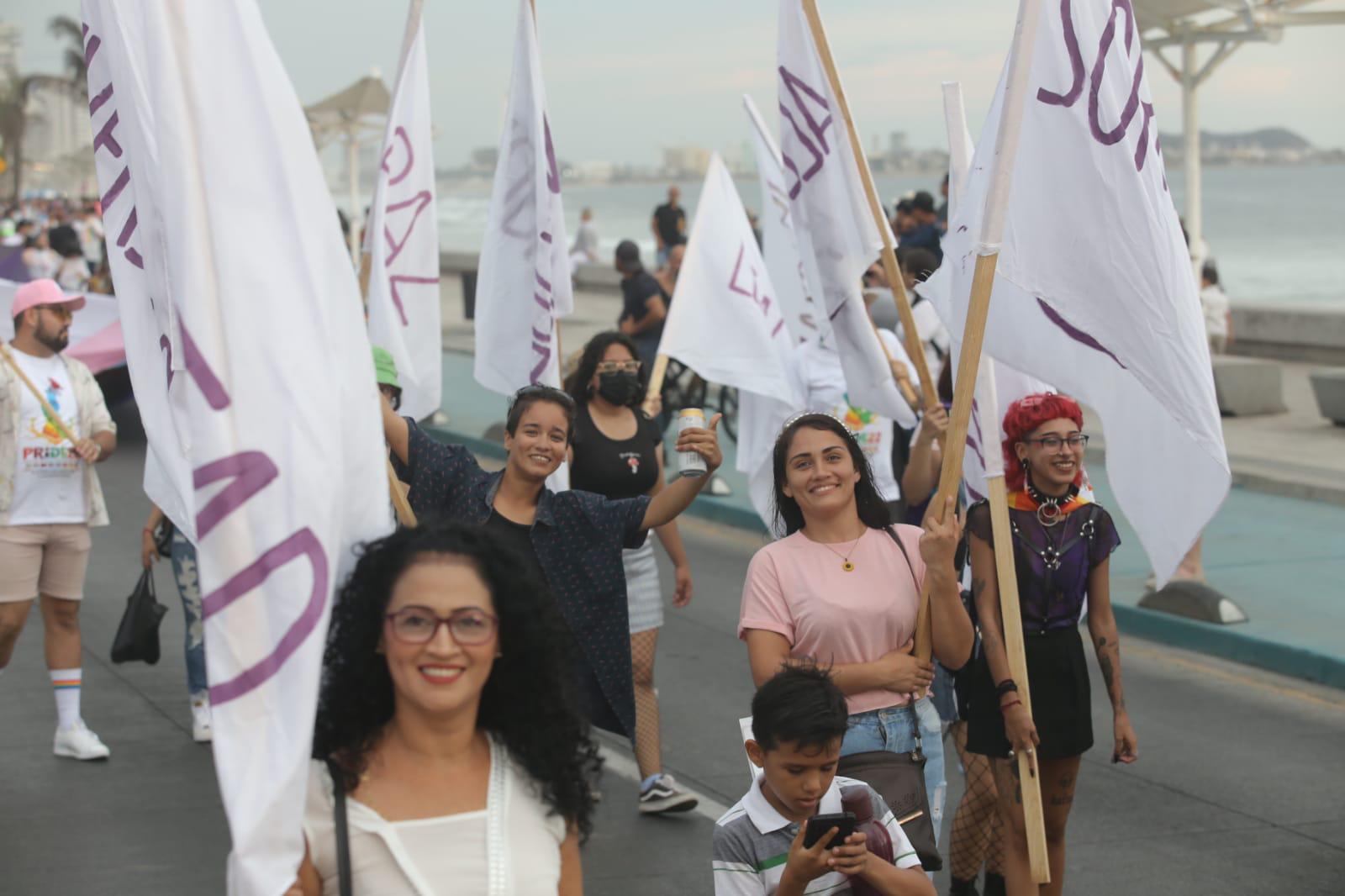 $!En Mazatlán el malecón se vuelve un abanico multicolor con marcha de la diversidad sexual; coronan a Ninel Conde como su Reina