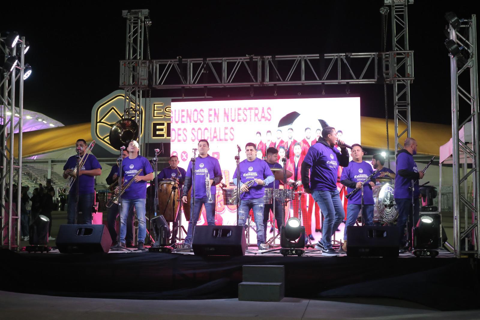$!Ximena Lizárraga entrega el balón en el inicio del torneo Clausura 2025 en Mazatlán
