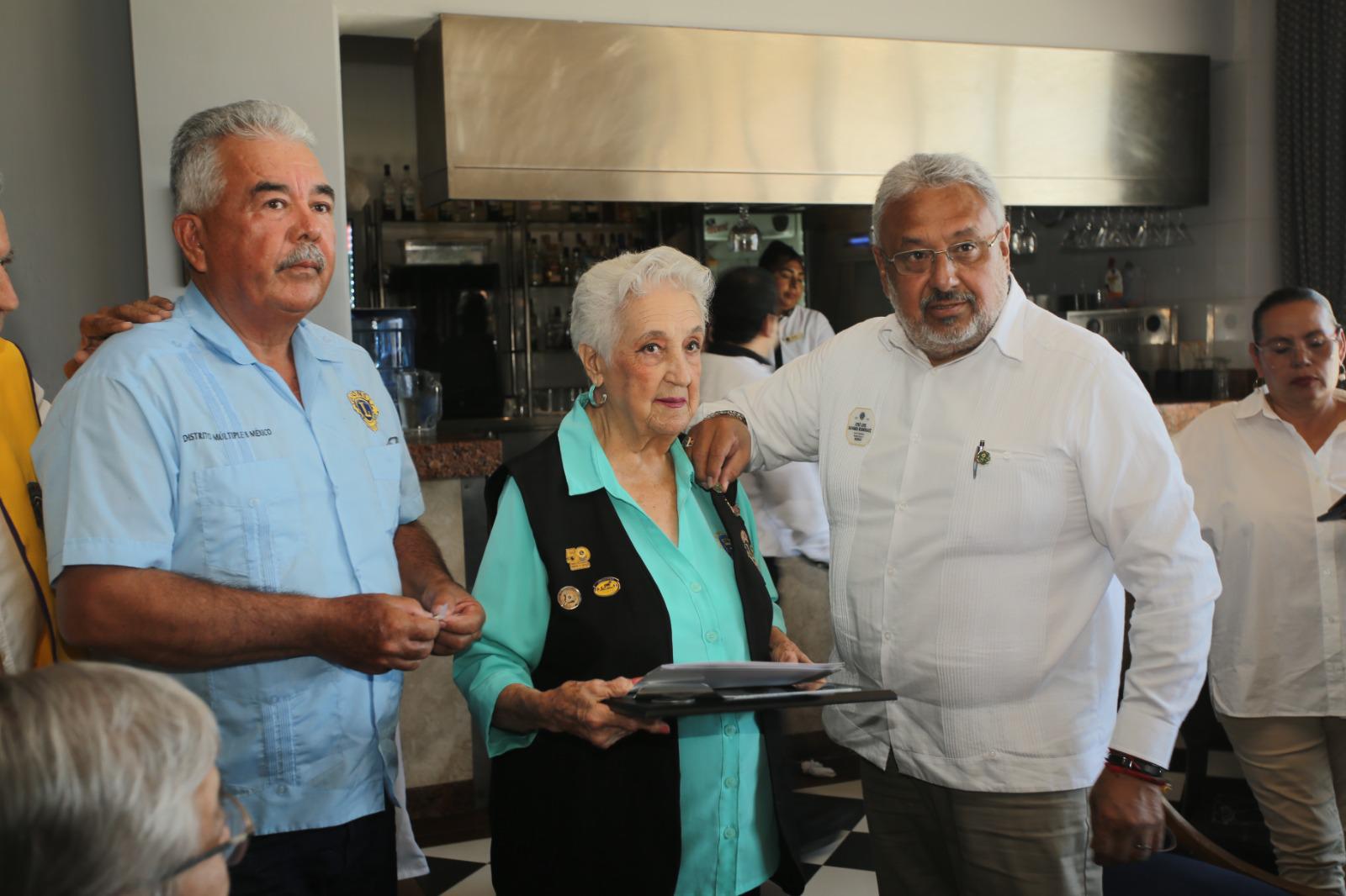 $!A los presentes en el desayuno se les hizo entrega de un pin del club.