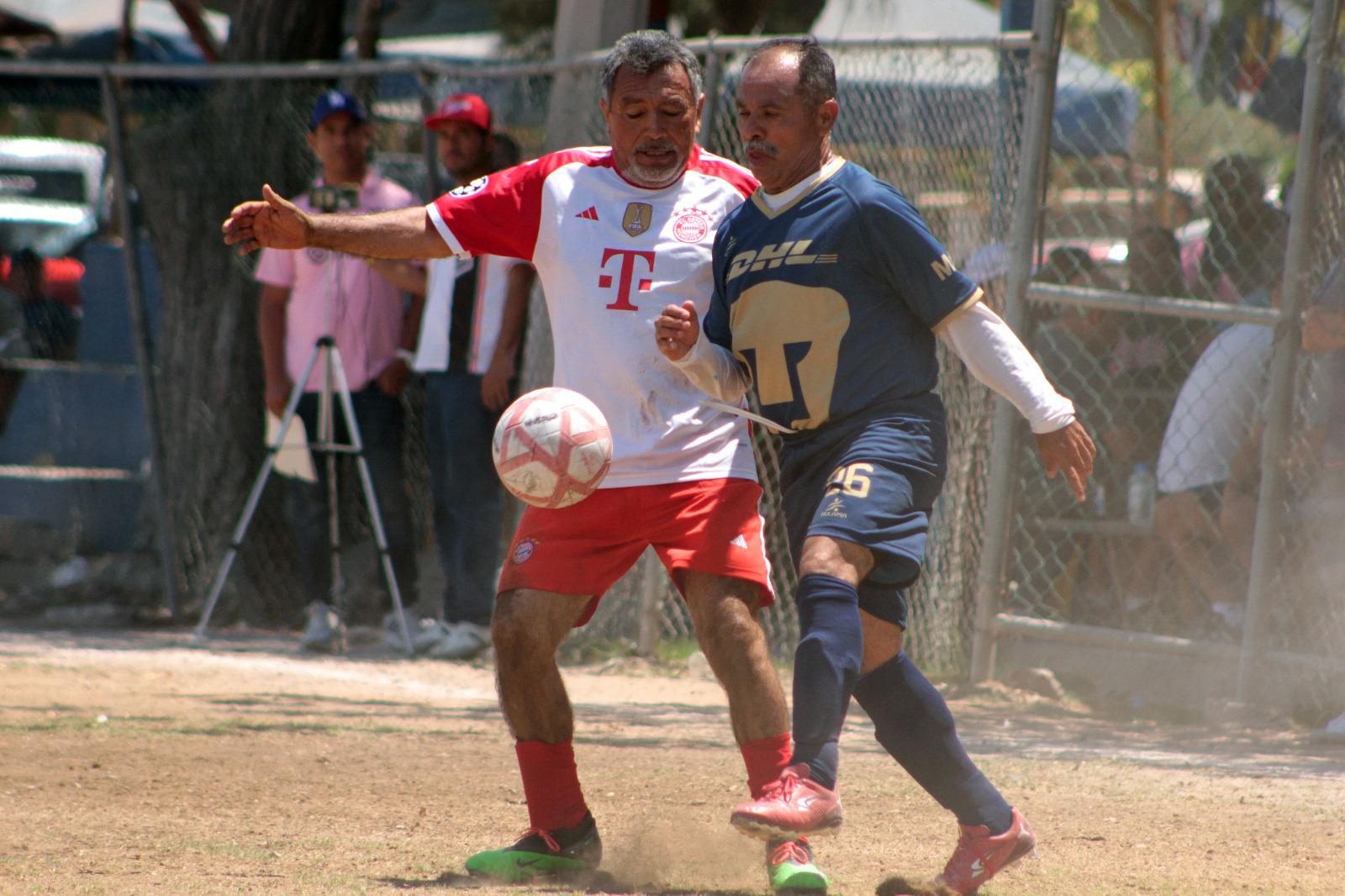 $!Sorprenden nuevamente al líder Muralla en Futbol Veteranos