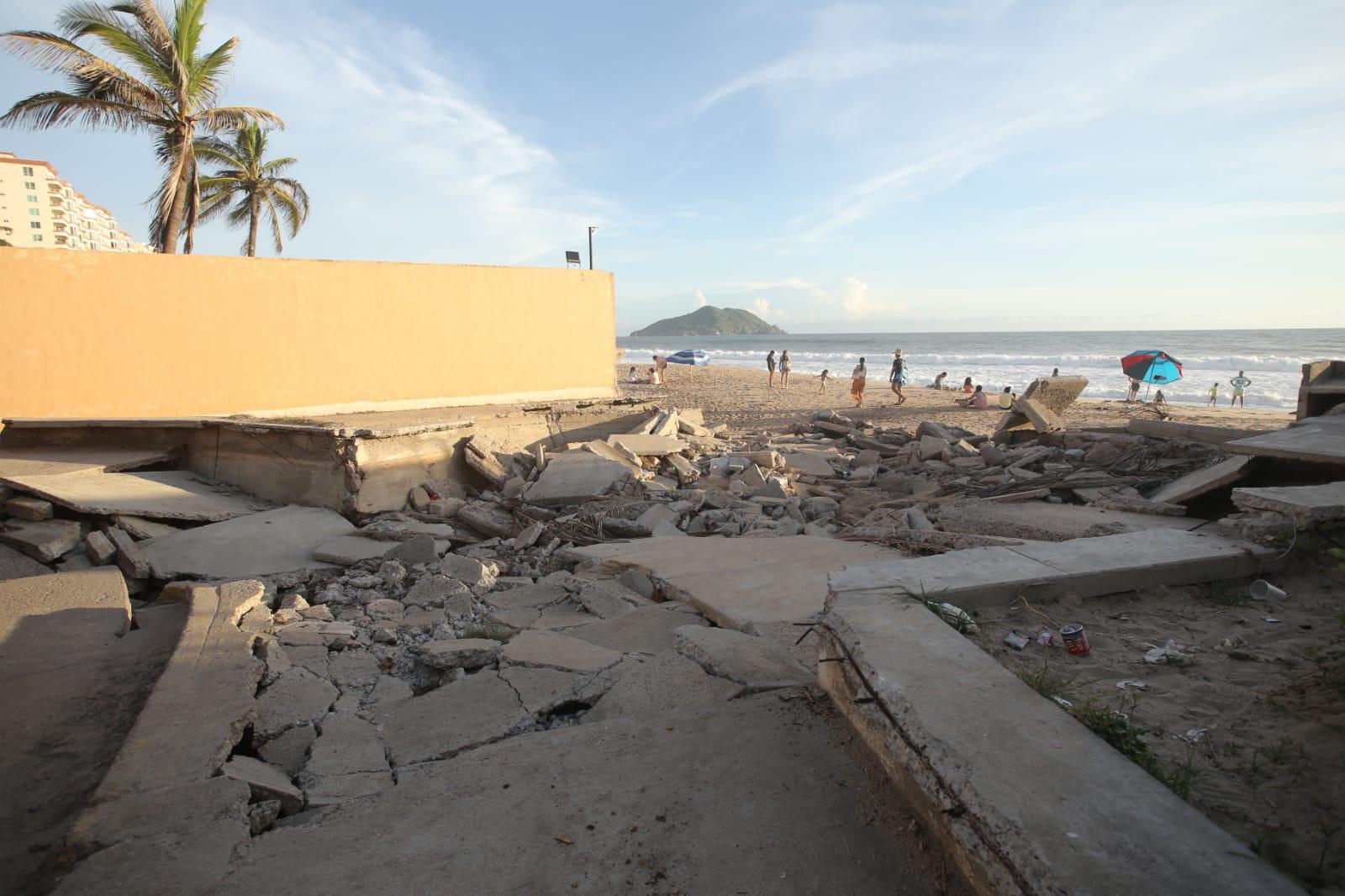 $!El fuerte oleaje se ‘come’ playas en Mazatlán