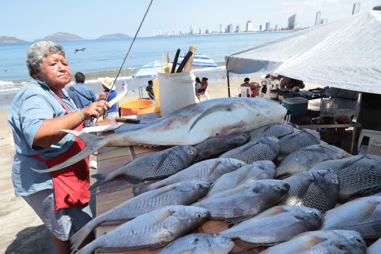 $!Ventas de pescado y marisco en Playa Norte, Mazatlán, en picada por baja afluencia turística