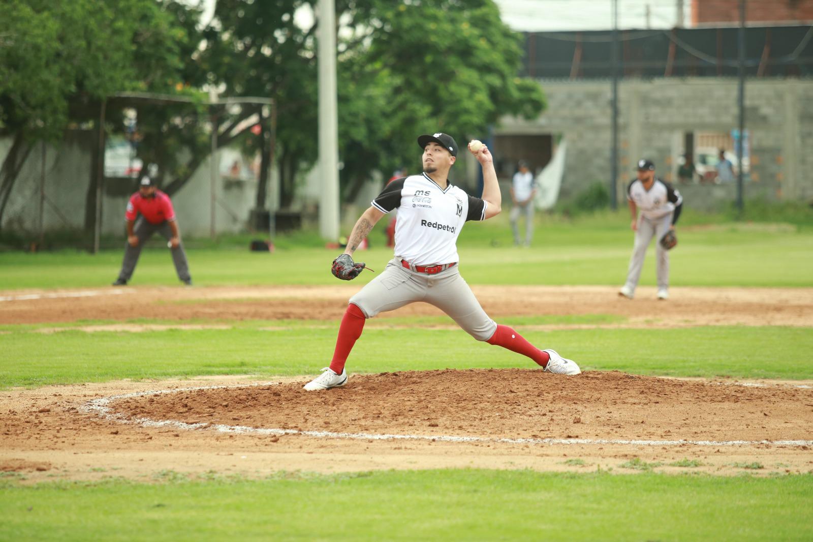 $!Venados de Mazatlán se impone a selección local en el Club Muralla