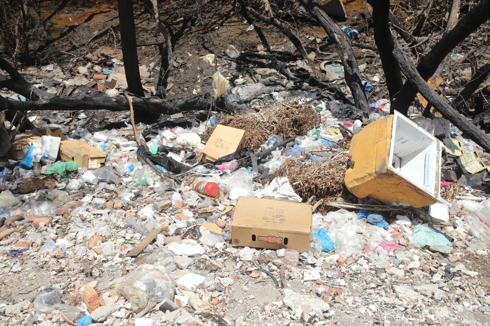 $!Abunda la contaminación de basura y residuos en el Estero del Infiernillo; invasiones se mantienen