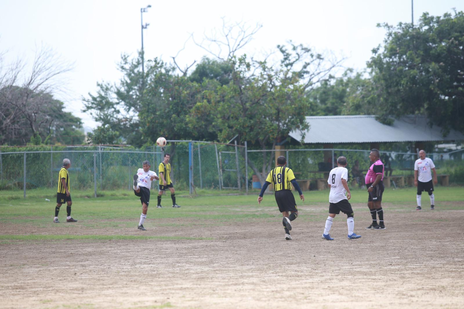 $!Servigrúas levanta la Copa en Veteranos Platino, en Muralla