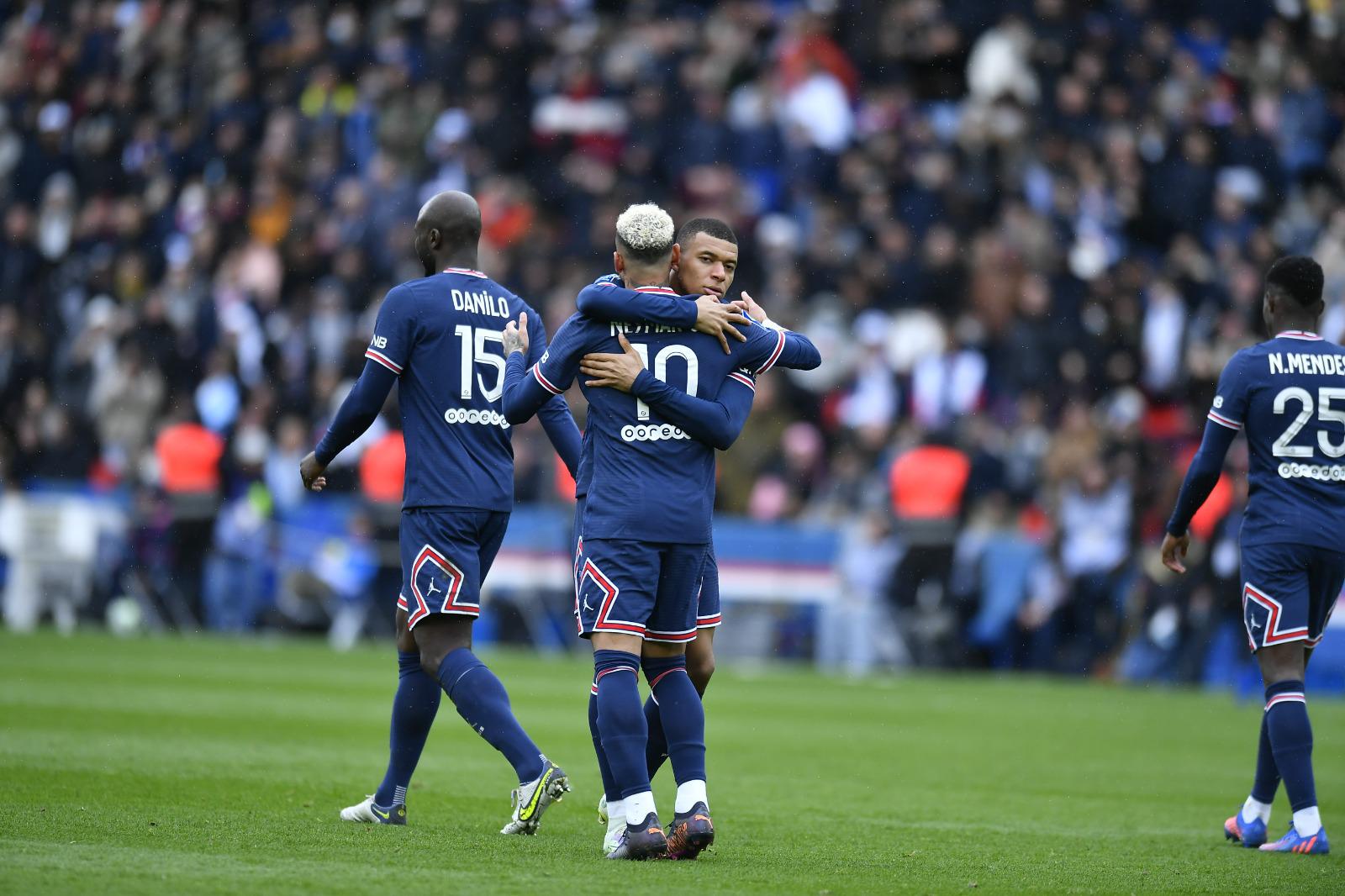 $!Messi y Neymar son abucheados por los hinchas del PSG en el partido contra Burdeos