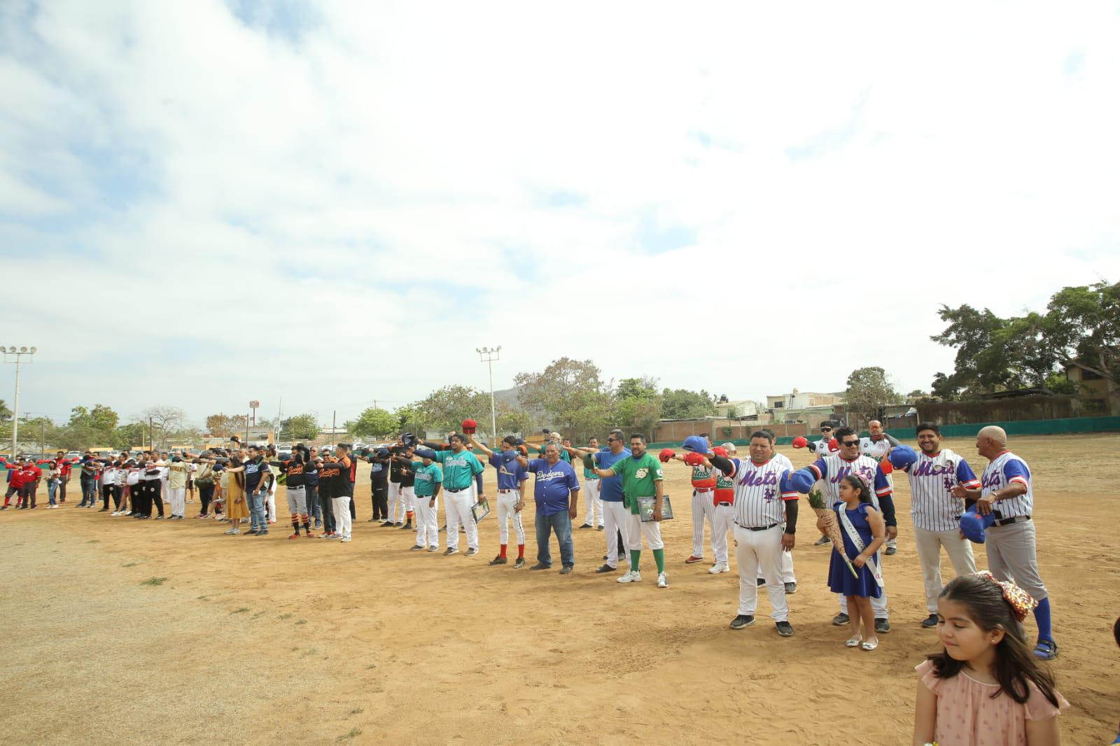 $!¡Batazo de cuatro esquinas! Realizan cuádruple homenaje en inauguración de Liga de Beisbol Burócrata Federal