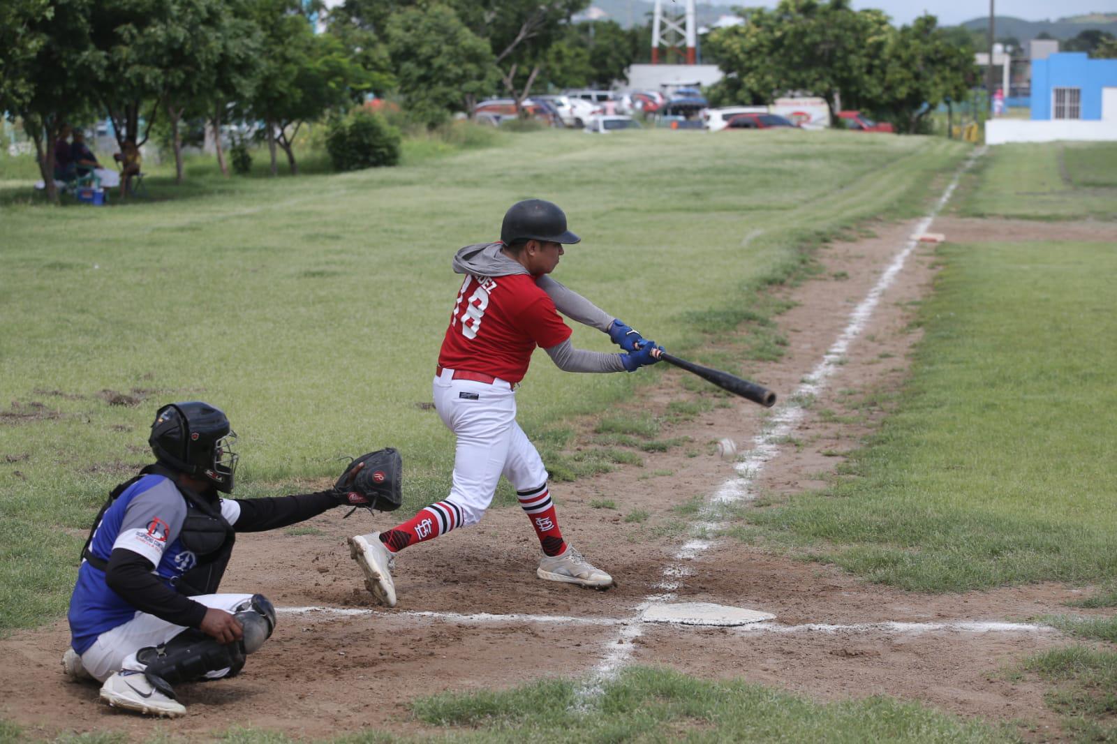 $!Familia Escobar supera Tacos Figueroa, en la Liga de Beisbol Chololos