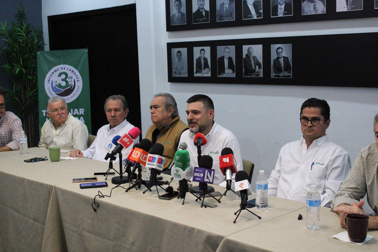 $!Líderes agrícolas respaldan a Enrique Riveros para dirigir la Caades