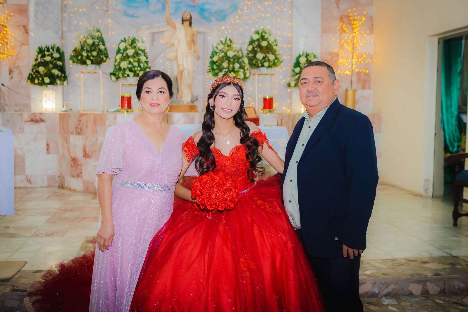 $!La quinceañera entre sus abuelitos, Rosario Pardo y Dagoberto Loc.