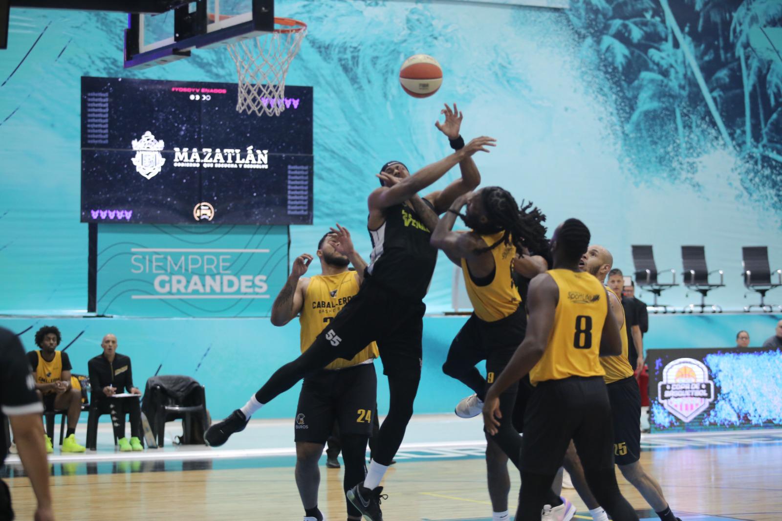 $!Caballeros de Culiacán resiste embate final de Venados Basketball en el puerto