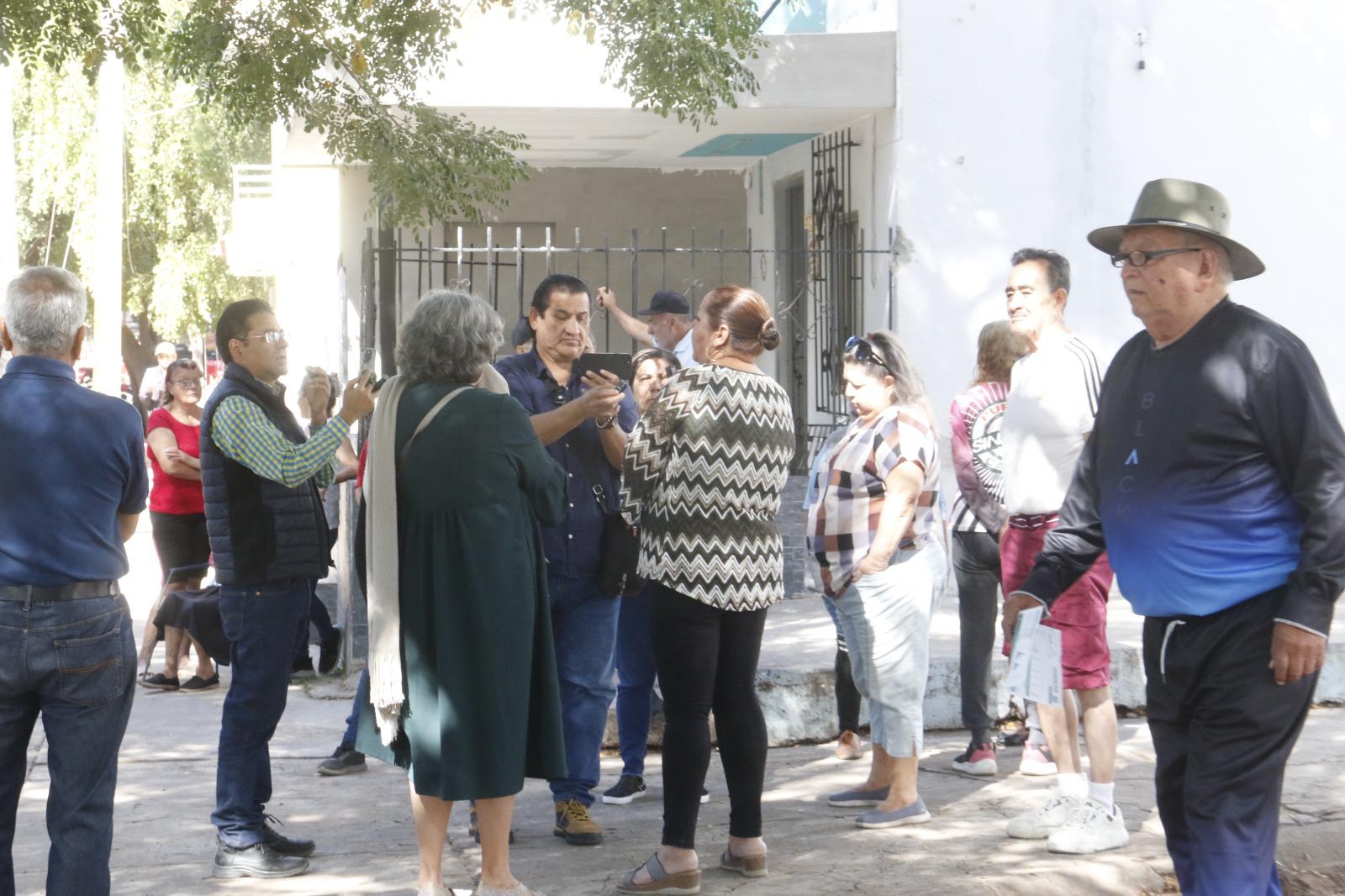 $!Vecinos del Infonavit Humaya buscan una solución al problema del drenaje sanitario