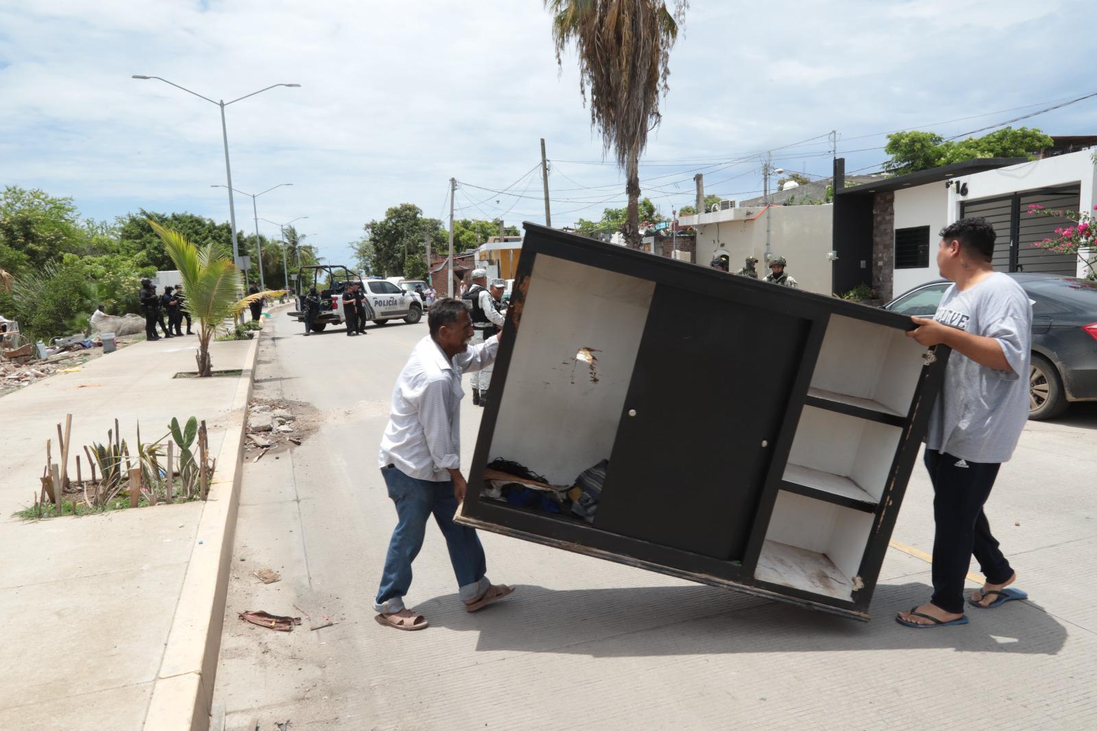 $!Autoridades desalojan a 10 familias del Estero del Infiernillo, en Mazatlán