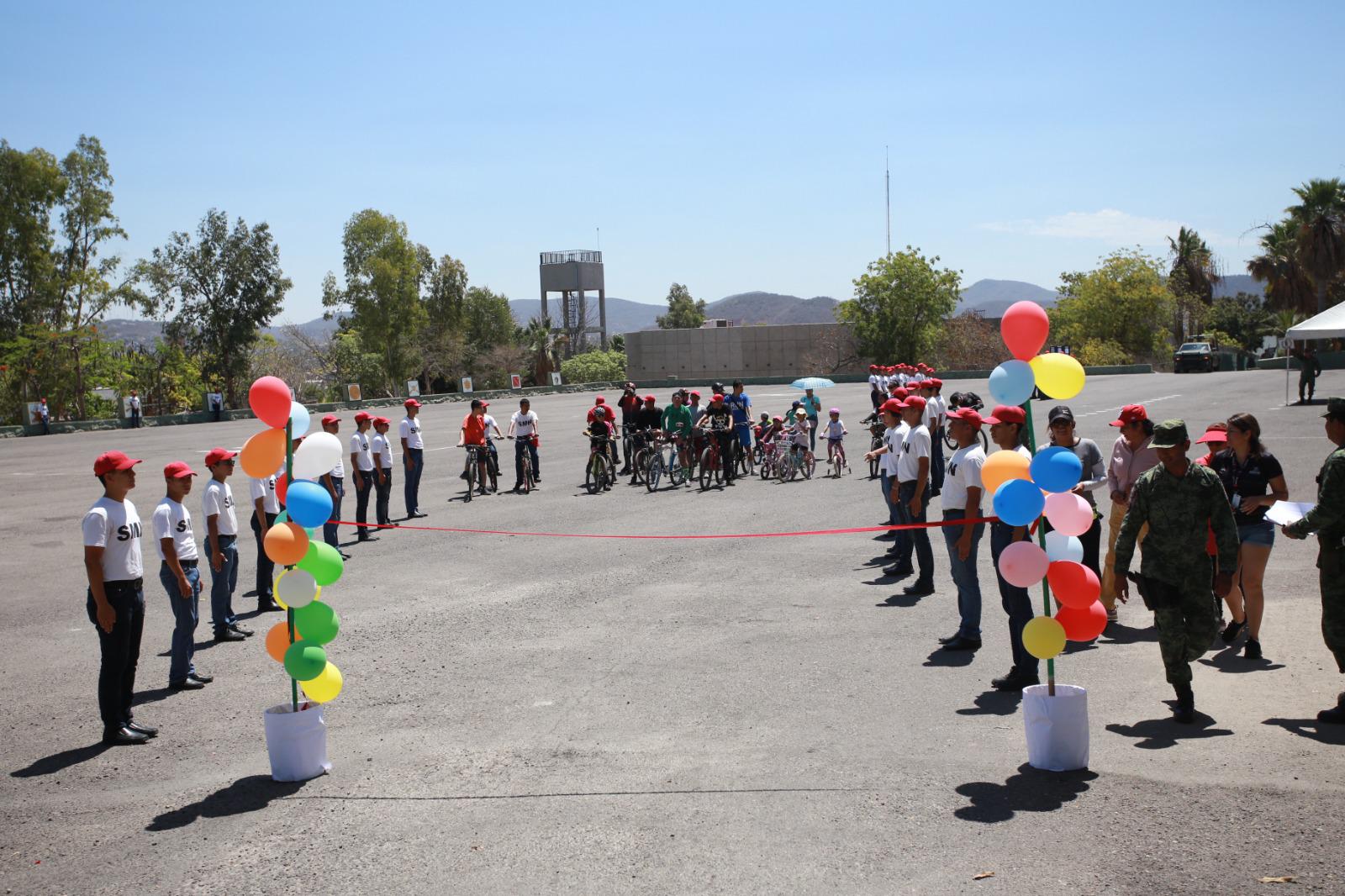 $!Recorren ciclistas instalaciones de Tercera Región Militar