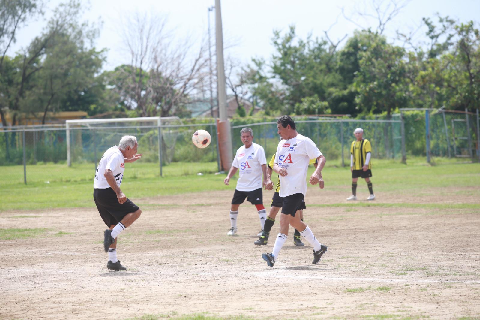 $!Servigrúas levanta la Copa en Veteranos Platino, en Muralla