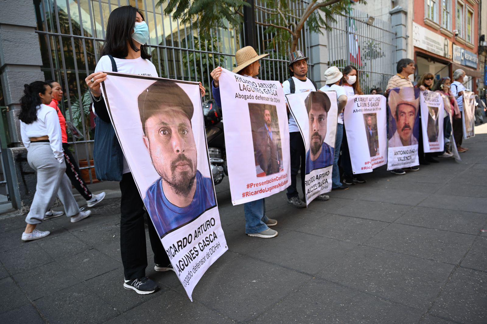 $!Como parte de las protestas por la desaparición de los defensores, familiares y amigos se concentraron fuera de la Procuraduría Agraria el 27 de enero de 2023.