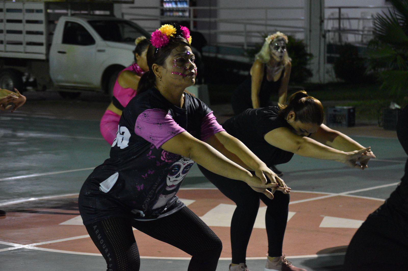 $!Con disfraces y música celebran al instructor Guillermo Mendoza