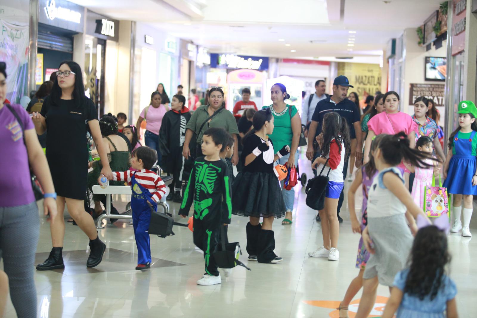 $!#Galería | En la Gran Plaza y en las letras de Mazatlán se arma la fiesta de Halloween