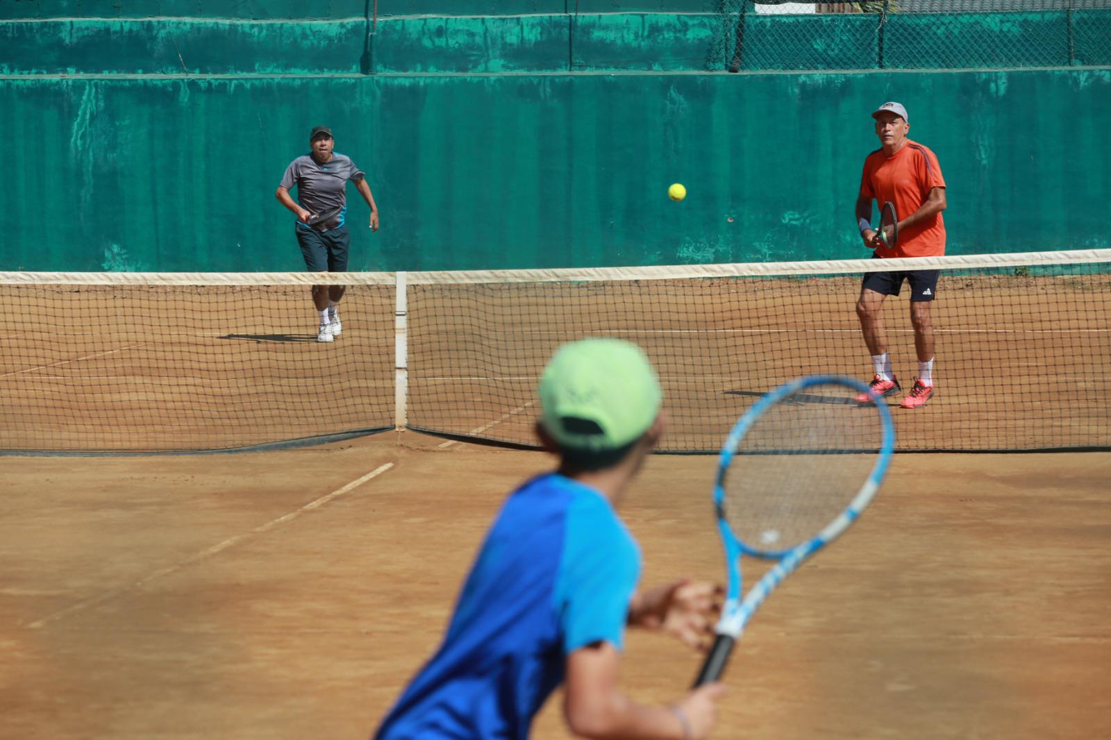 $!Familia Tostado se instala en semifinal de Copa Carnaval de Tenis