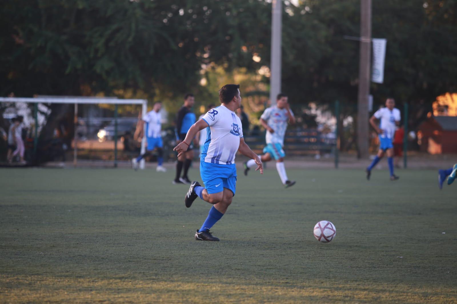 $!Servigrúas-Sonido Zeuss golea a Urías en Futbol Superveteranos