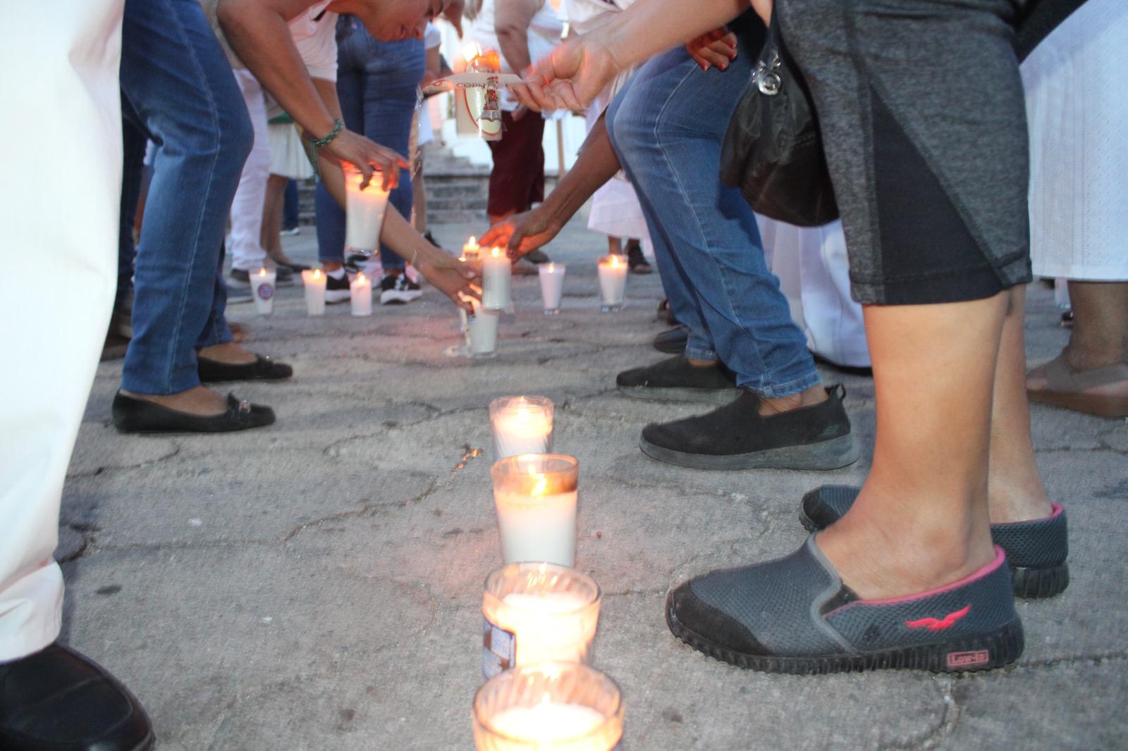 $!Marchan en Rosario y rezan por la paz de Sinaloa frente al Palacio Municipal