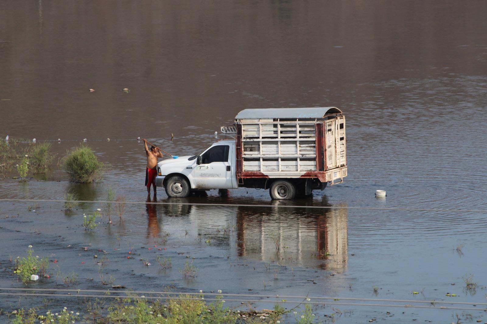 $!Familias mitigan el calor y disfrutan del esparcimiento en el río Baluarte de Rosario