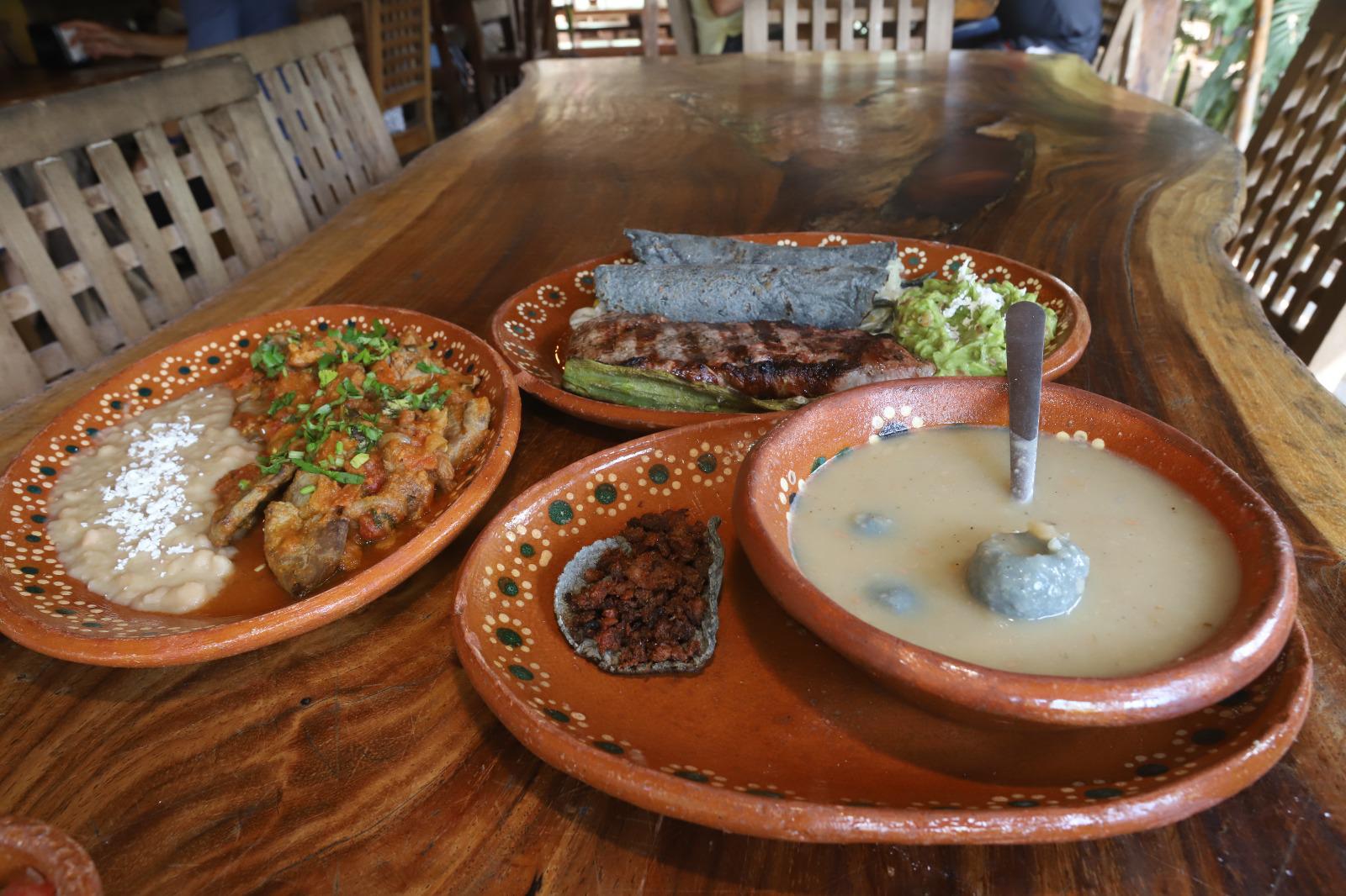 $!La sopa de ombligo consta de frijoles caldudos con granos de nixtamal machacado y pequeñas bolitas de masa.