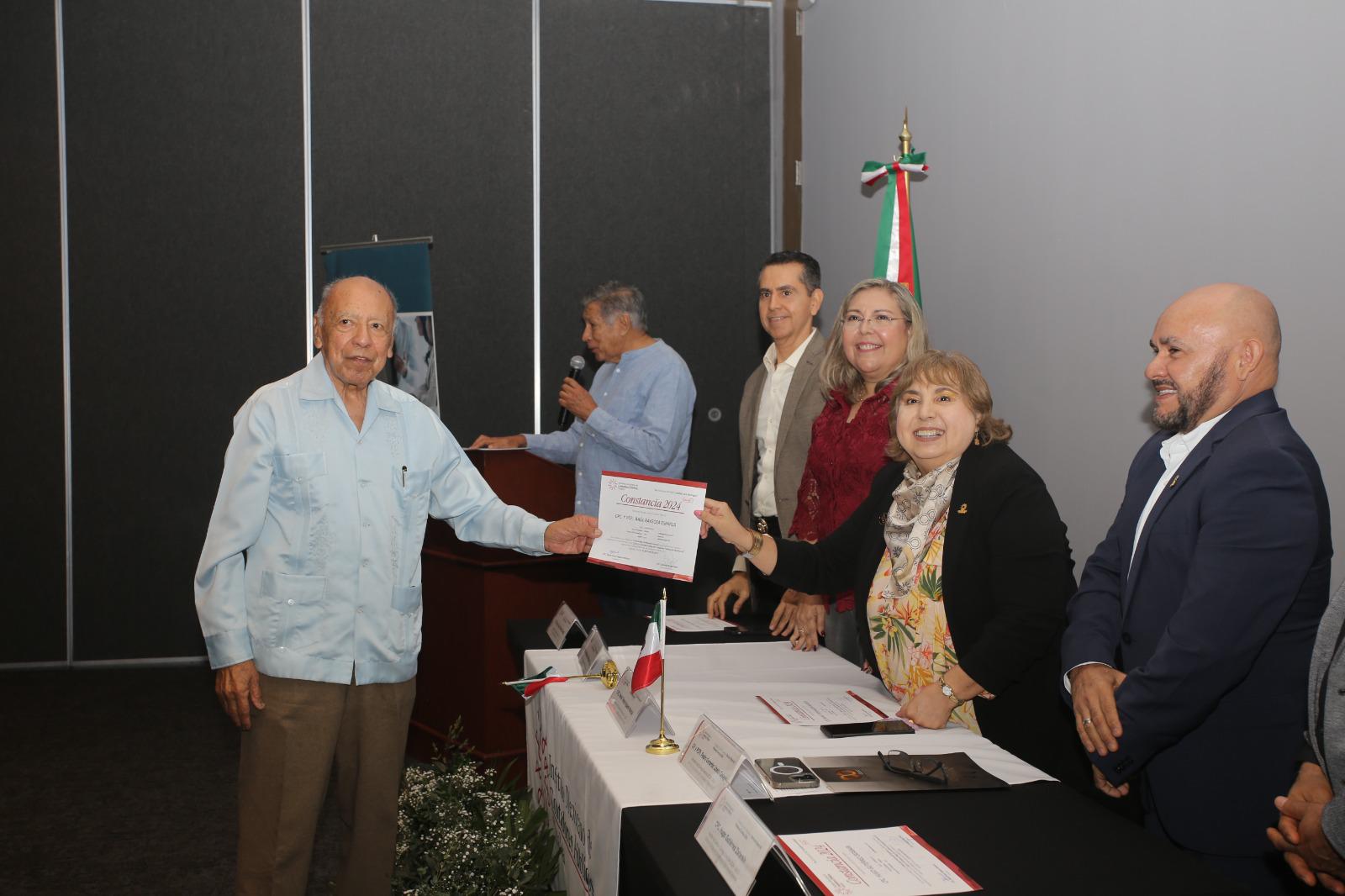 $!Reciben contadores de Mazatlán constancia anual de Desarrollo Profesional Continuo