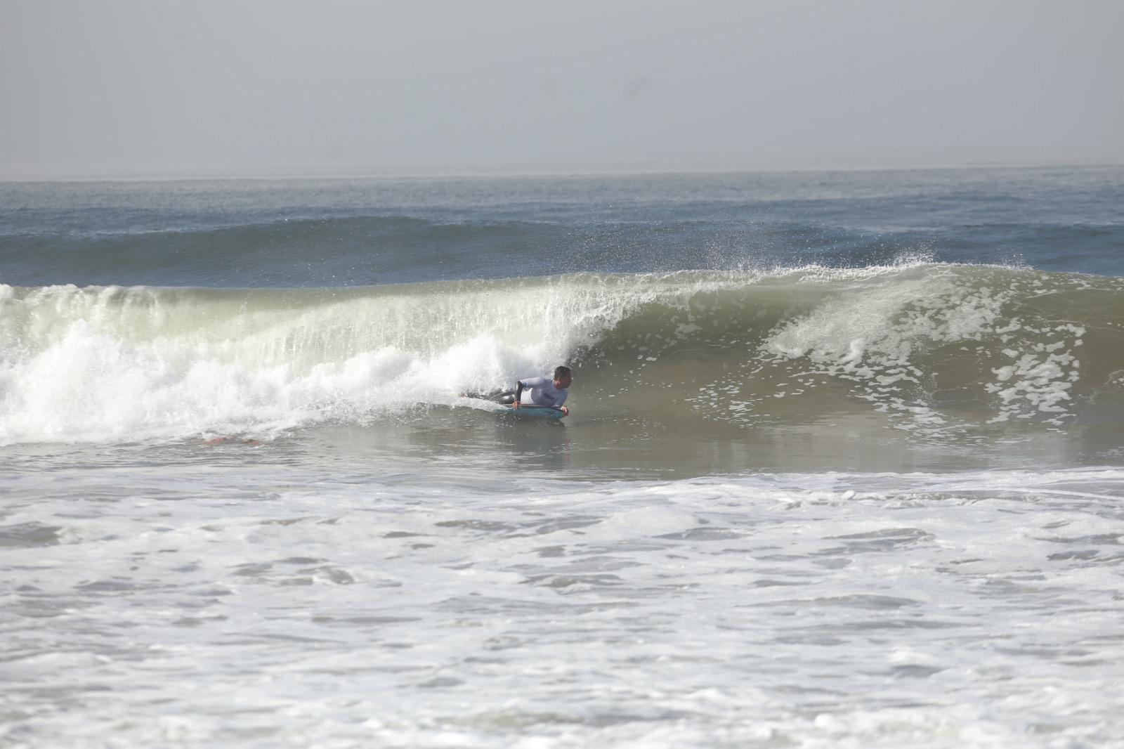 $!Amantes de las olas toman parte de Torneo de Surf, en Mazatlán