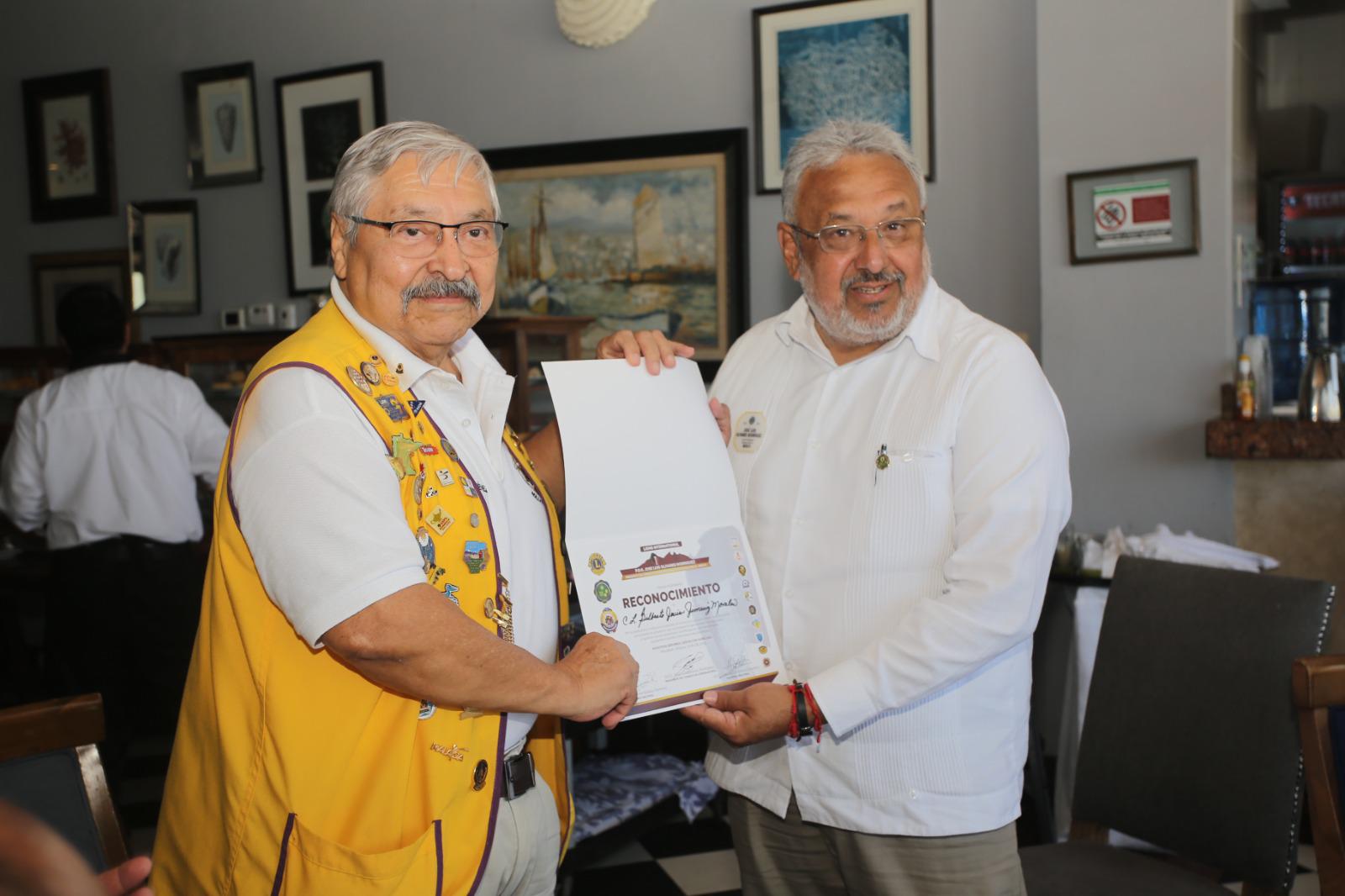$!Gilberto Javier Jiménez Morales, con su reconocimiento.