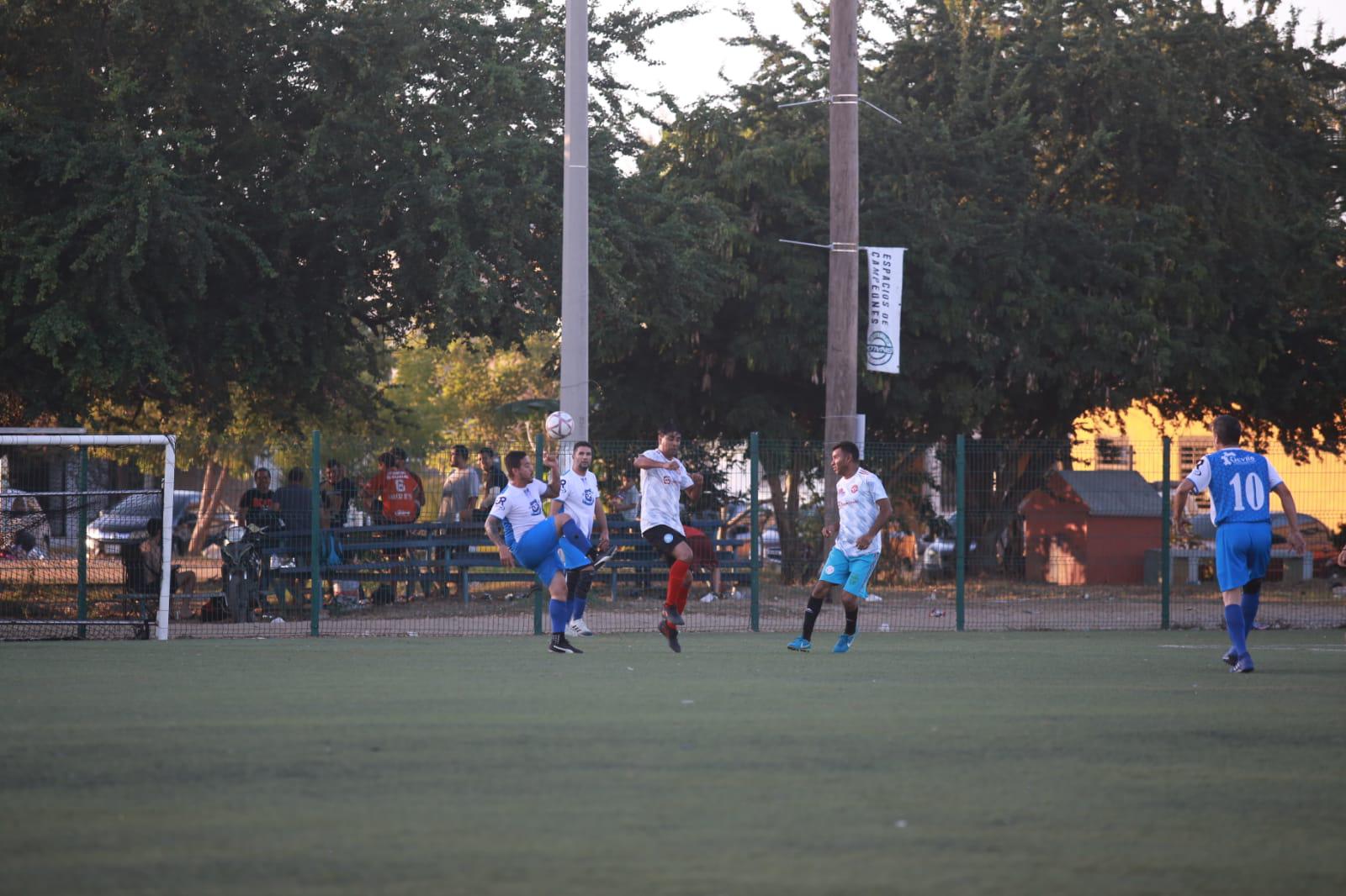 $!Servigrúas-Sonido Zeuss golea a Urías en Futbol Superveteranos