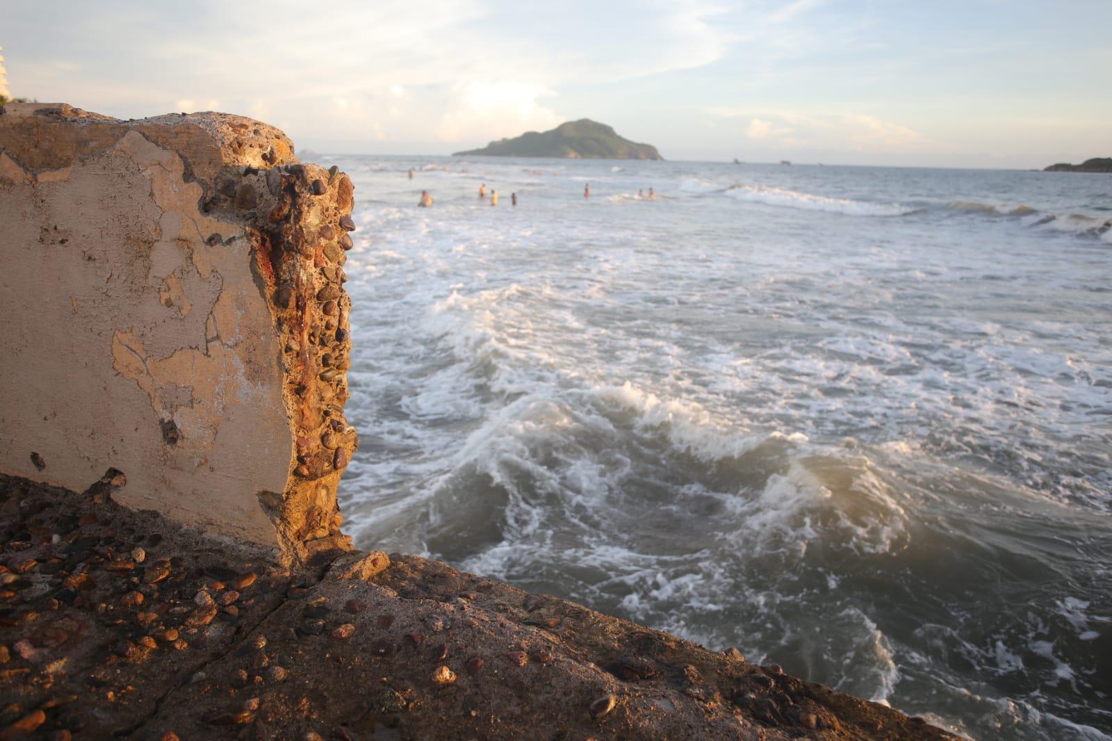 $!El fuerte oleaje se ‘come’ playas en Mazatlán