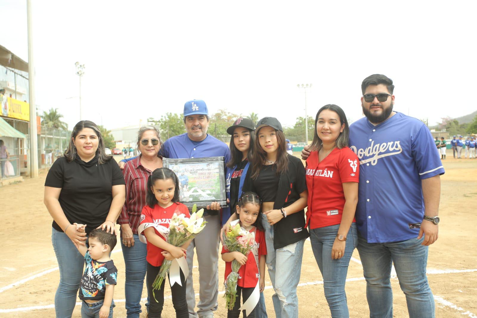 $!¡Batazo de cuatro esquinas! Realizan cuádruple homenaje en inauguración de Liga de Beisbol Burócrata Federal