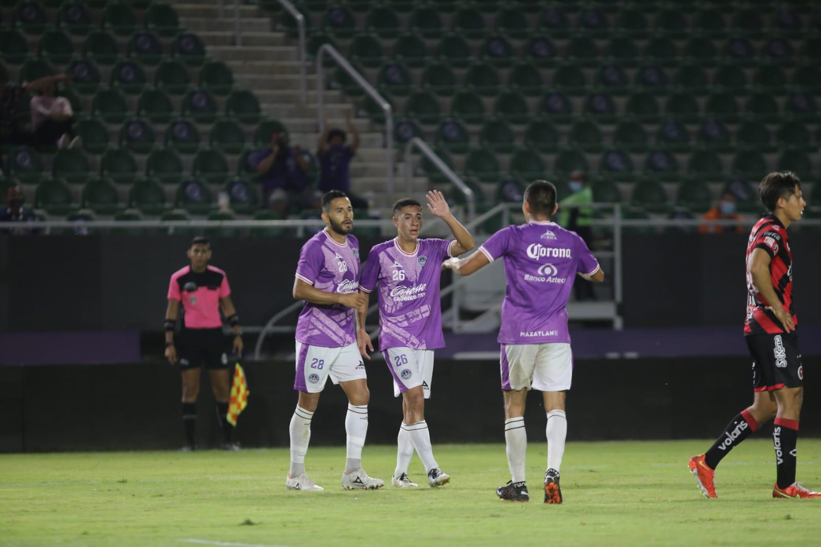 $!Mazatlán FC y Xolos salen parejos 2-2 en duelo de preparación en el Kraken