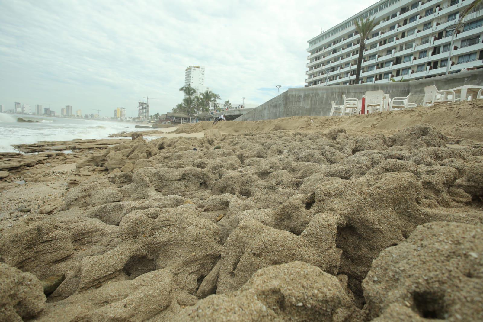 $!El fuerte oleaje se ‘come’ playas en Mazatlán