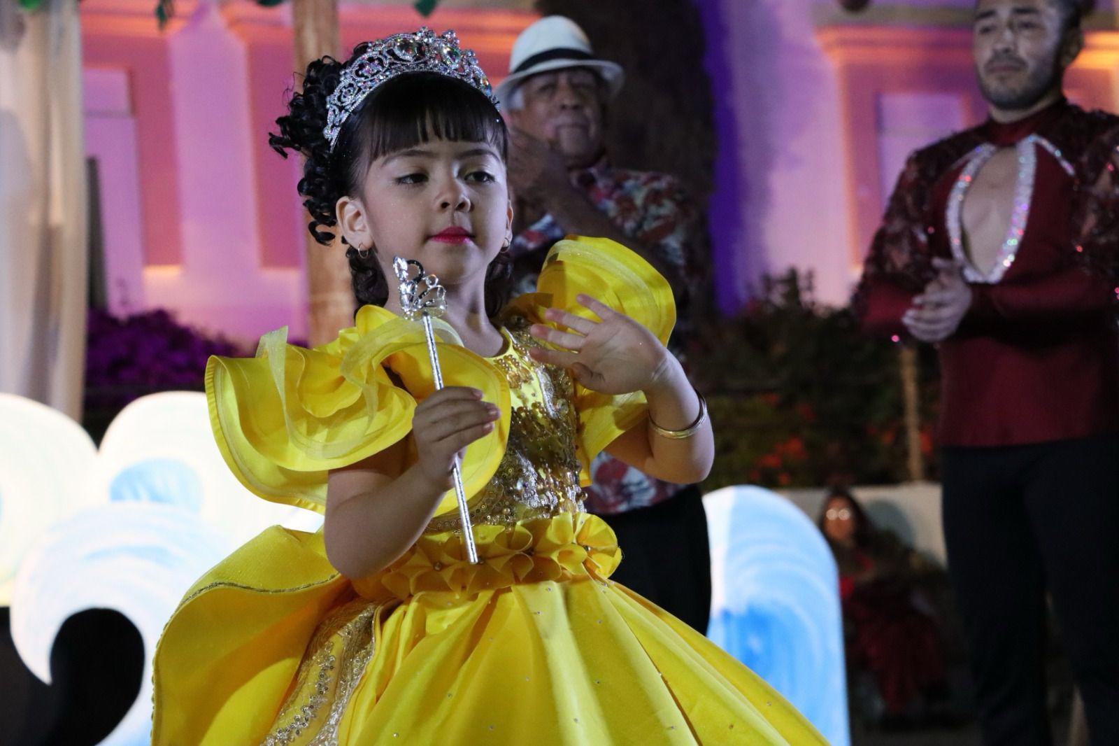 $!Coronan a Jasive I, Alejandra I y Manuel I, como reyes del Carnaval de Rosario 2025