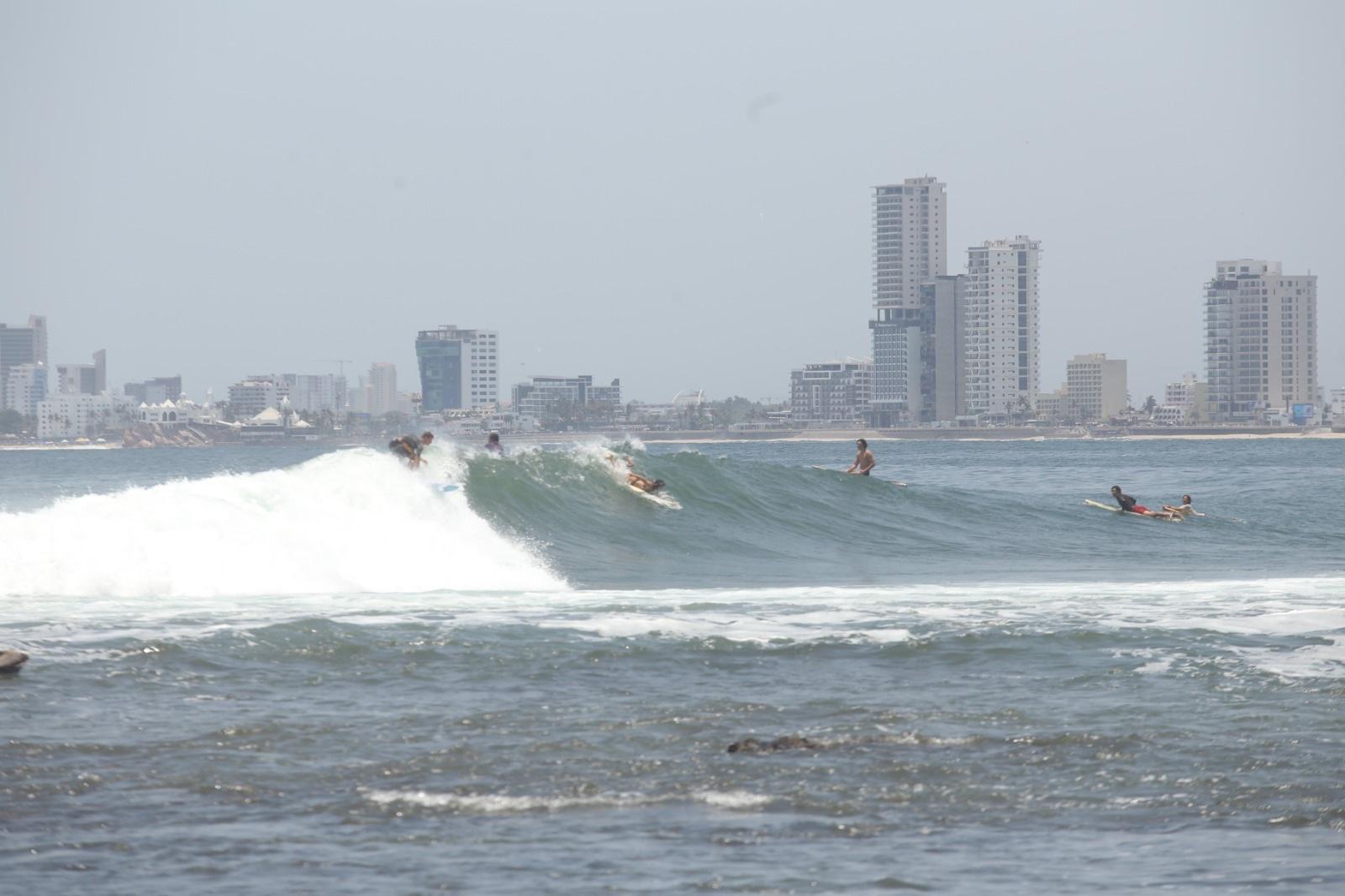 $!Registra Mazatlán oleaje máximo de 1.5 metros de altura