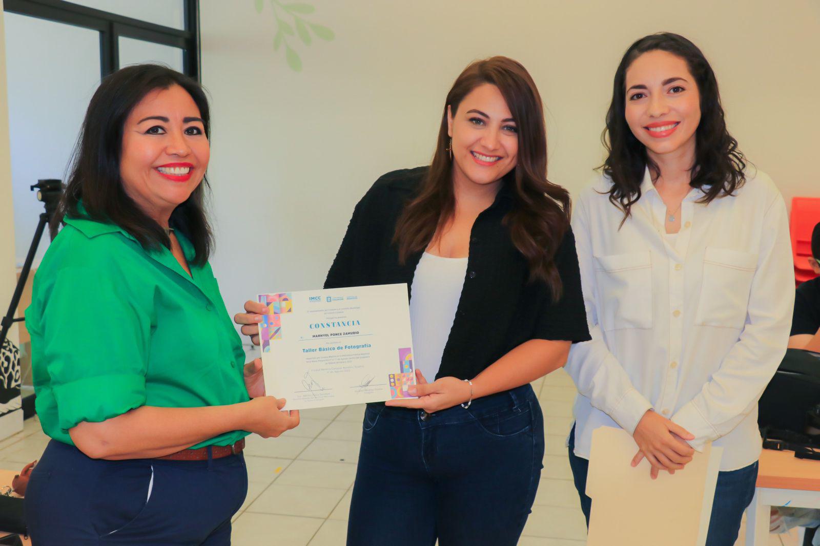 $!Marhyel Ponce Zamudio acompañada por la maestra Susana Medina y Karla Ivette Ruiz, jefa de la Unidad de Bibliotecas Públicas de Culiacán.