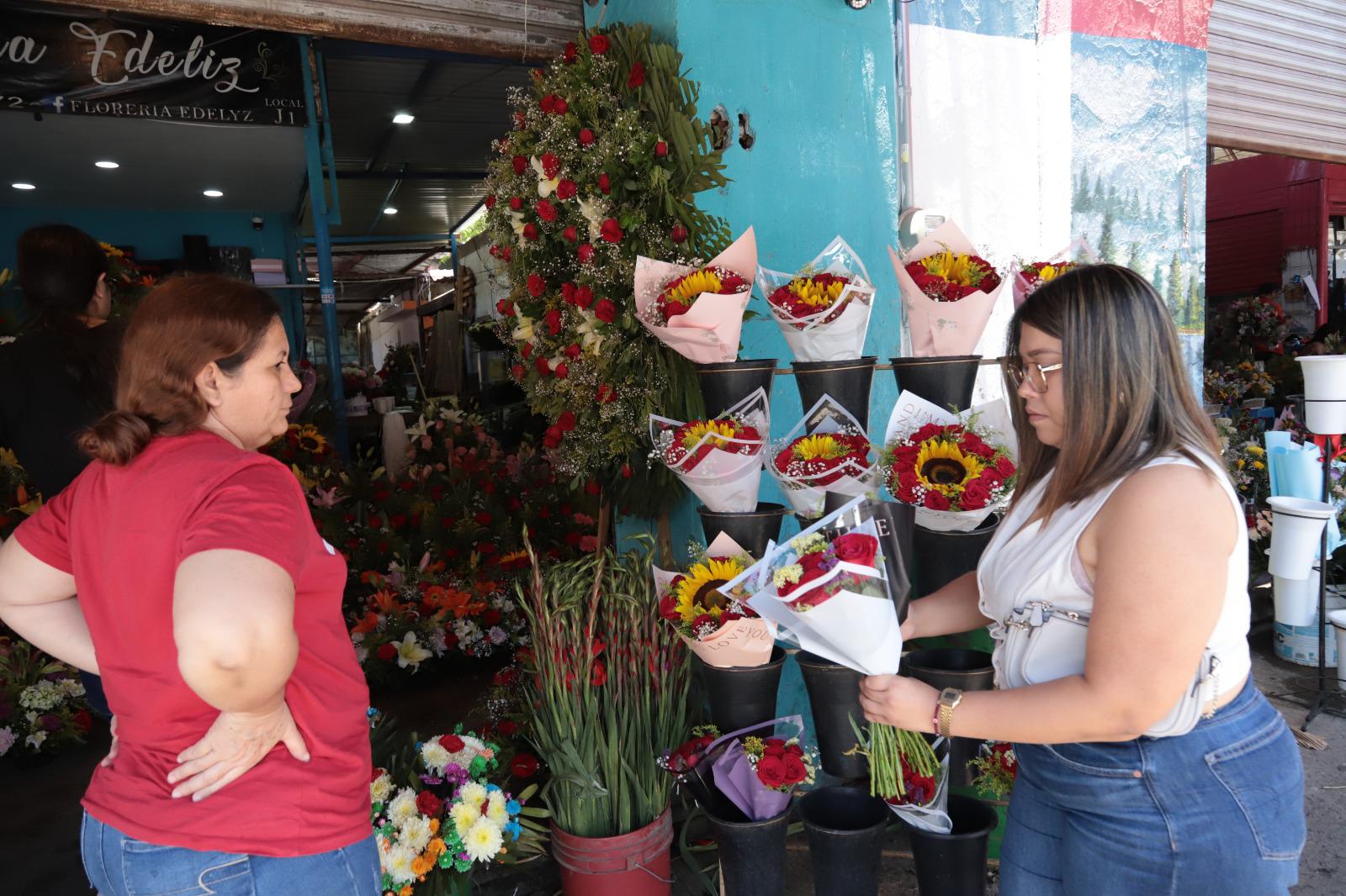 $!Pese a inseguridad, ventas de flores repuntan en el Mercado de las Flores este 10 de mayo