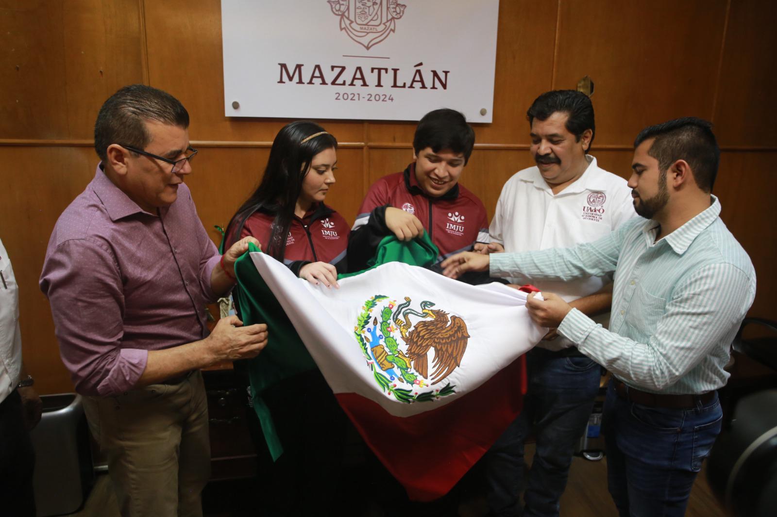 $!Abandera Alcalde a equipo mazatleco que participará en Infomatrix 2023, en Chile