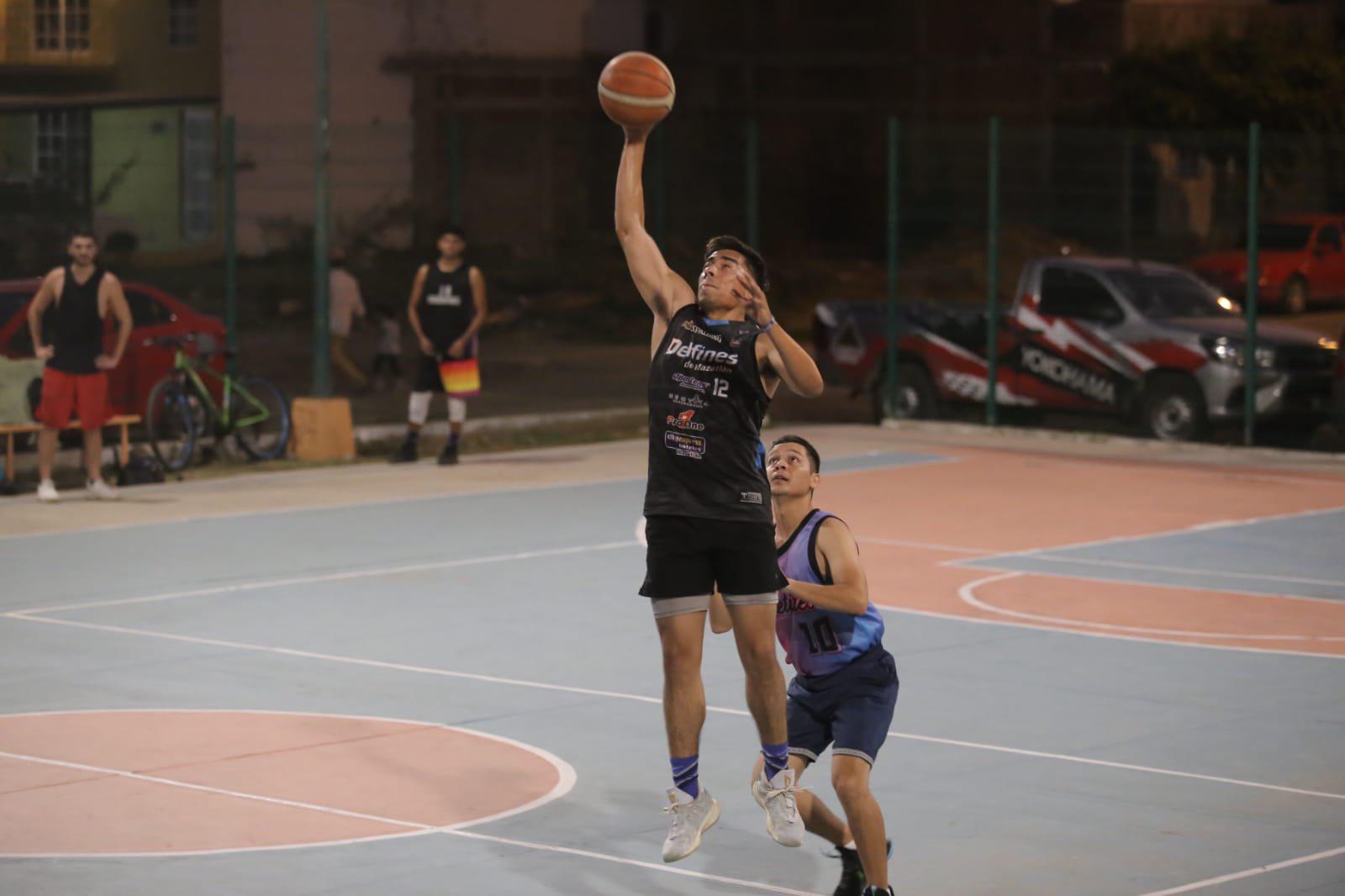 $!Halcones vuelan alto en la Liga Burócrata de baloncesto