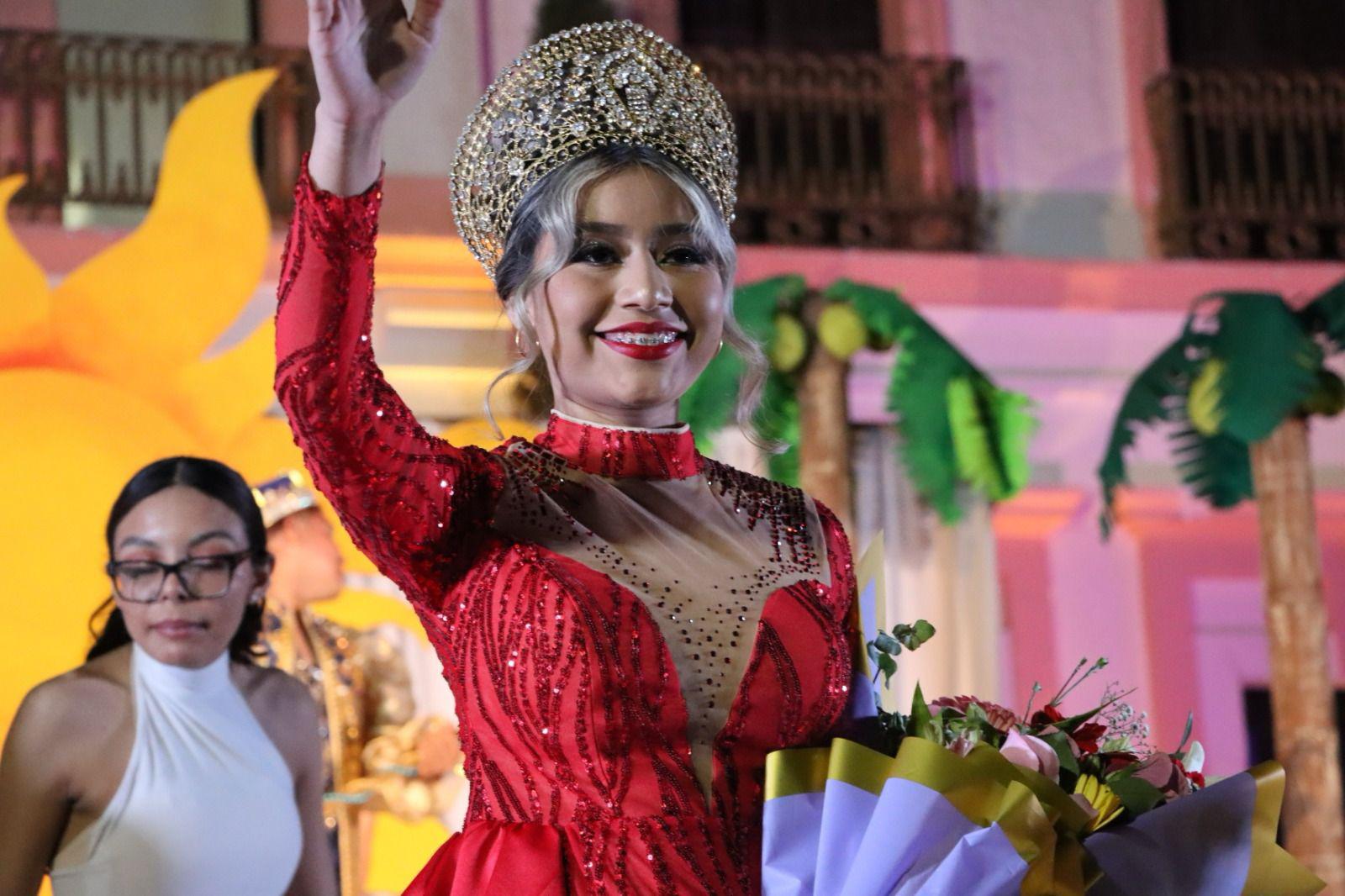 $!Coronan a Jasive I, Alejandra I y Manuel I, como reyes del Carnaval de Rosario 2025