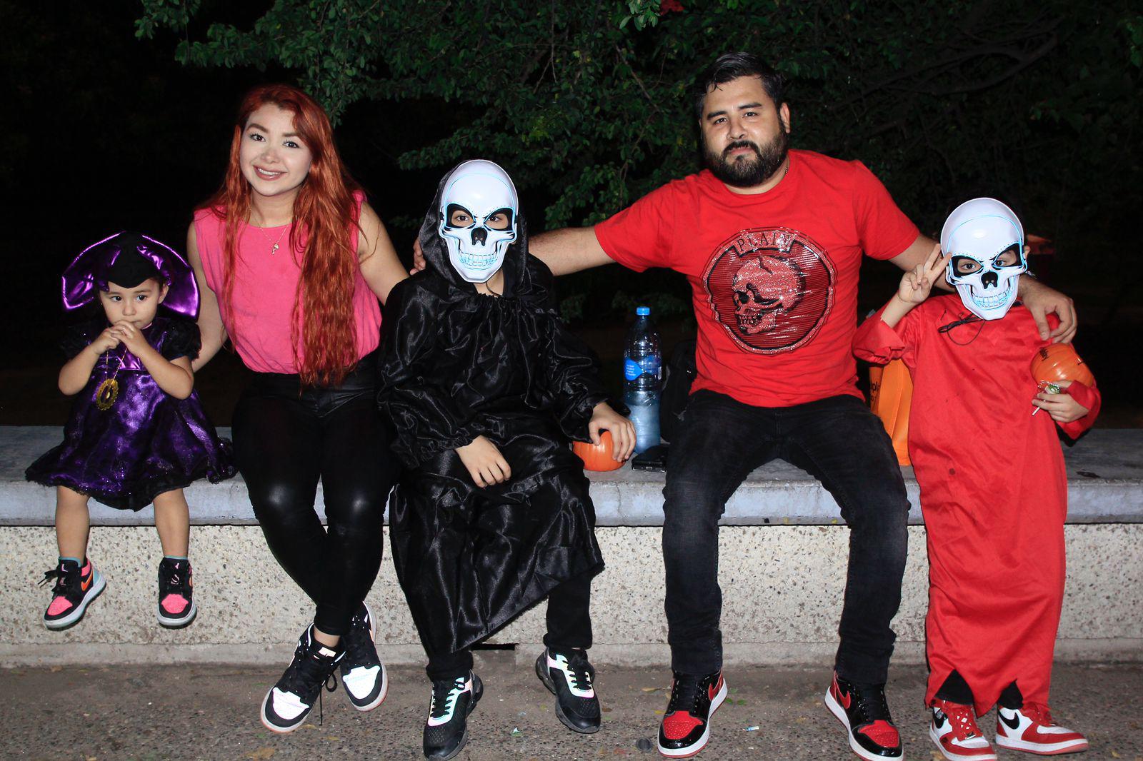 $!#Galería | Salen familias de Culiacán a celebrar la noche de Halloween en avenidas vigiladas