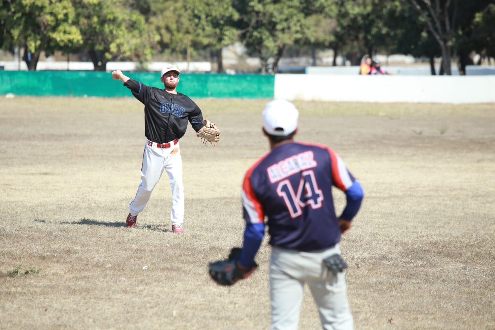 $!Casita del Plomero vapulea a Familia Guevara en Beisbol Máster